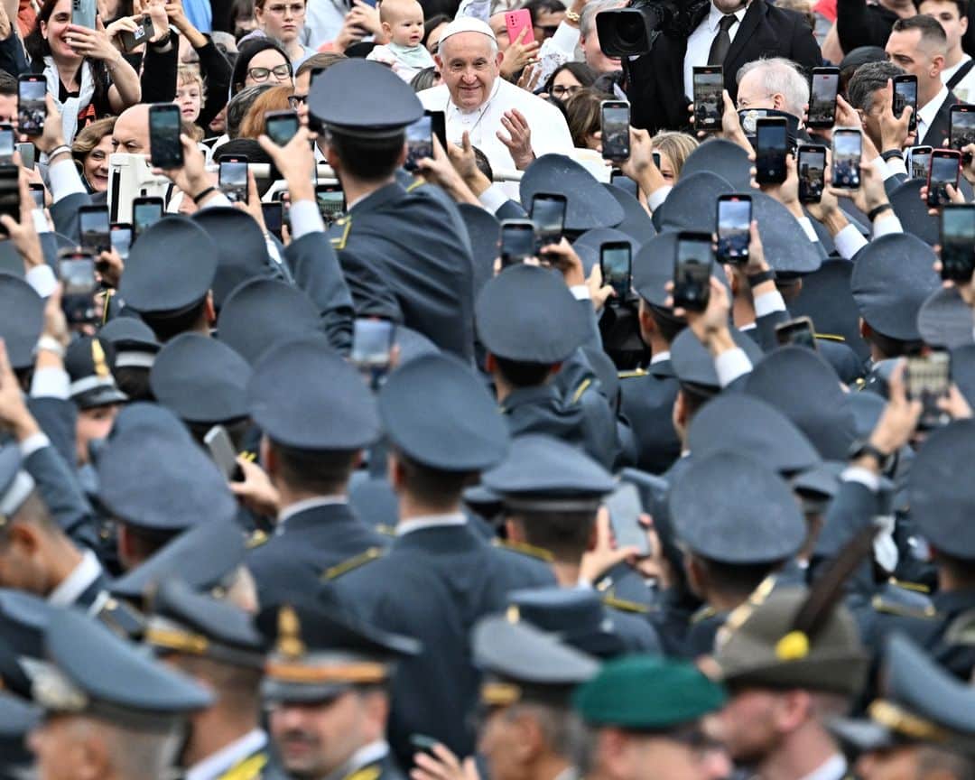 のインスタグラム：「AFP Photo 📷 @beyondtheredline7 - Pope Francis waves to the crowd as he arrives for the weekly general audience at St Peter's Square in the Vatican, on October 25, 2023.」