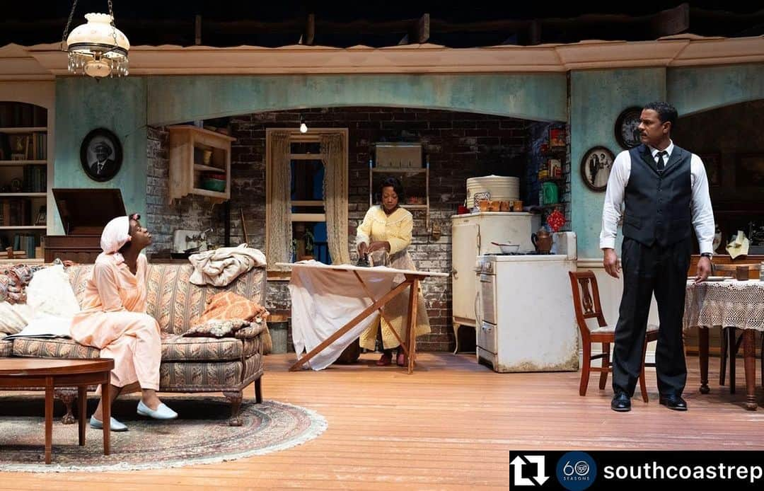 ロッチェル・エイツのインスタグラム：「Get your tickets if you haven’t and come support my husband @cj_lindsey777 in this amazing play, which started last night.  “A Raisin in the Sun" by Lorraine Hansberry, directed by Khanisha Foster starts tonight!   Use code SUN5 to save $5 off these preview performances:  ▶ Tuesday, Oct. 24 at 7:45 p.m. ▶ Wednesday, Oct. 25 at 7:45 p.m. ▶ Thursday, Oct. 26 at 7:45 p.m. @southcoastrep」