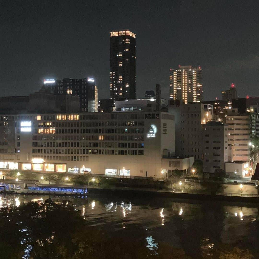 makiのインスタグラム：「わたしの大阪旅　記録 10/15 ゆっくり投稿してます  夕方にとうとう私のからだは電池切れ 動けなくて ダイビル本館の ティールームで暫く休んで なんとか 宿泊先の  #ホテルノウム さんに  辿り着きました  もう日落ちした時間に チェックインして  ほんとは こんな時ぐらい あとで美味しい夕食でも 食べに出かけたいなぁ と思ってましたが、 とてもじゃなくて もう動けない💦 お腹も空きそうにないから  今日はもう無理だなぁでした  ふと こちらのプリン🍮が美味しいって フォロワーさんから 聞いてたの思い出しました  こちらのホテルの カフェラウンジは 一般の方も利用される カフェバーなのです  図々しくダメ元で ホテルのスタッフさんに 聞いてみました  あの、こちらのプリン🍮 美味しいって聞いたのですけど この後プリン🍮 食べれますか？  🍮　🍮　🍮 スタッフさんに 疲れて夕食を食べに 出かけられないことも 伝えてみました  ホテルのスタッフさんは はじめは え？プリン🍮？？？な顔でしたが 私の様子を わかってくださったみたいです えっと、 もうないかな….と 言われたのですが、 後からきたもう一人のスタッフさんが あ、ありますょ〜って あれ？ないって、さっき言ってたのにーと スタッフさんのやりとり……  気遣ってくださって 用意してくれたみたいです  疲れてしまったので、 お部屋で暫く休みたかったので お願いしたら  お取り置きしてますから 営業じかんまでいつでもどうぞ と仰ってくださいました  お部屋で暫く休んでから カフェに降りていくと さっきのスタッフさんに あ、プリン🍮！って言われて😆 🍮で、覚えられちゃったぁと、 優しいスタッフさんと一緒に 笑ってしまいました😊  美味しいほうじ茶を すすめてくださったので いい感じのソファ席で ほうじ茶とプリンをゆっくり味わいました  あーこのプリンとっても美味しい😋 ほうじ茶もよく合うなぁ  あとで聞いたら、 プリンはスタッフさんが考案して いつも、一生懸命つくってるそうですょ  いい感じの曲が流れて 夜だけど明るい雰囲気でとてもいい…  とてもゆったり すっかりくつろいでしまった  お腹は空いてないけど 飲みたくなったので、  イタリアのオレンジ🍊ワイン🍷 飲んでみました 辛口だけど、オレンジの香りがして 飲みやすい味で美味しい😋  また、そこからゆったりのんびり 久しぶりに、のみましたが やっぱりお酒に強いかも私😁 酔いはしませんでしたが 気分よく長居してしまいました〜  お部屋は7階の全面リバービュー トイレシャワー付きで 小さなソファセット ほんとシンプル ほぼダブルベッドだけの部屋ですが 温かみあって清潔  広ーい窓からの夜景🌃が とても綺麗で 最高でした〜  カーテンを全開にして ずーっと空と景色を眺めてたら 疲れがとれていく感じがしました  ゴージャスな部屋もいいけど いまのわたしにびったりな 素敵なお部屋でした  いいホテルです〜  無事に楽しい旅の一日め 過ごせたことに感謝しながら 心地よく眠りにつきました  にしても 夕食に、ほうじ茶とプリン🍮って 私らしいや…… 思い出しても 笑ってしまうなぁ😆  すべてのこと… ありがとうございます  いいホテルだったので もう少しこのあと 投稿するつもりです  またゆっくりですけど……ね」