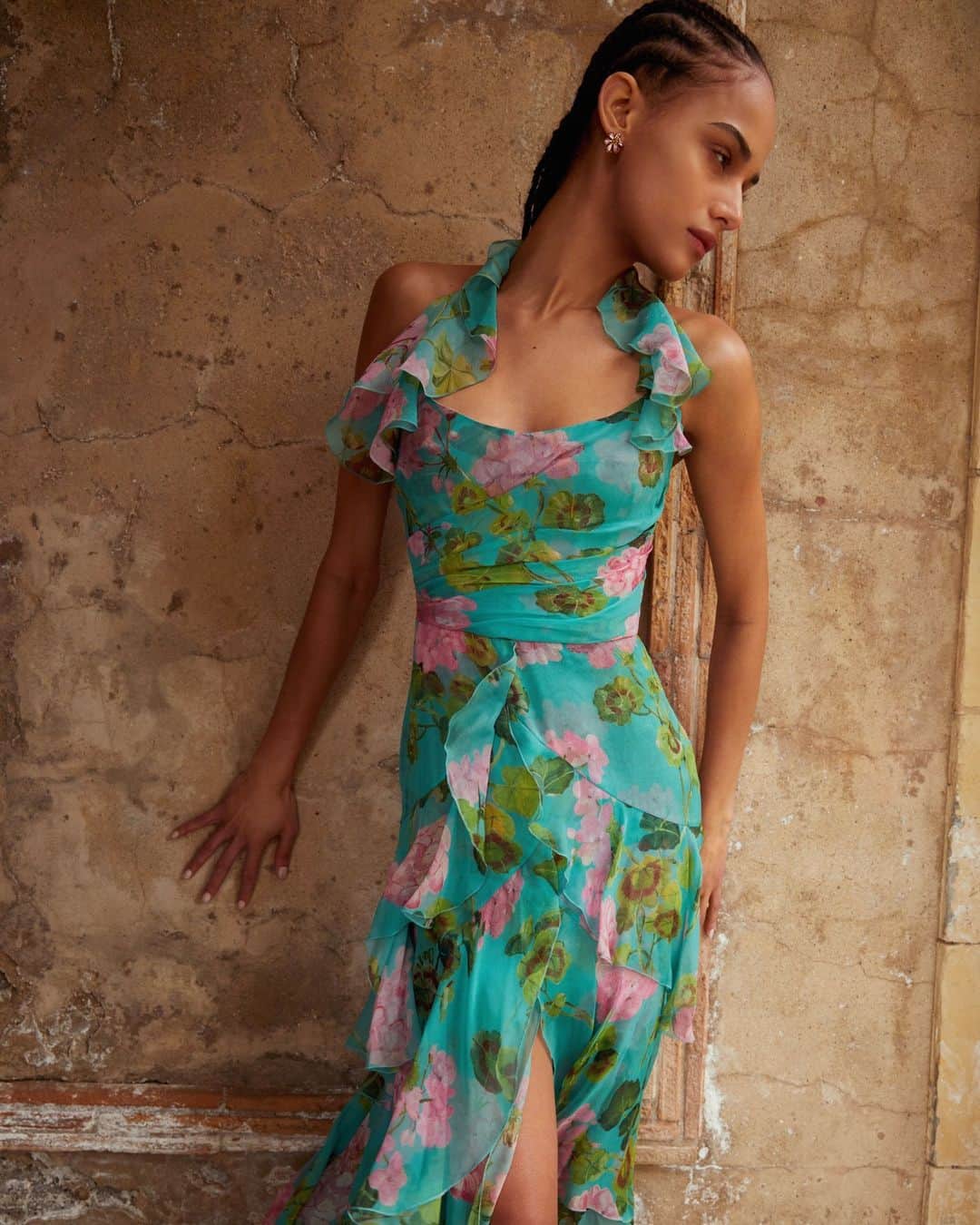 オスカーデラレンタのインスタグラム：「La femme. The #odlrfall2023 geranium print pairs with chiffon ruffles for the ultimate feminine gown.  Click the link in bio to discover.」
