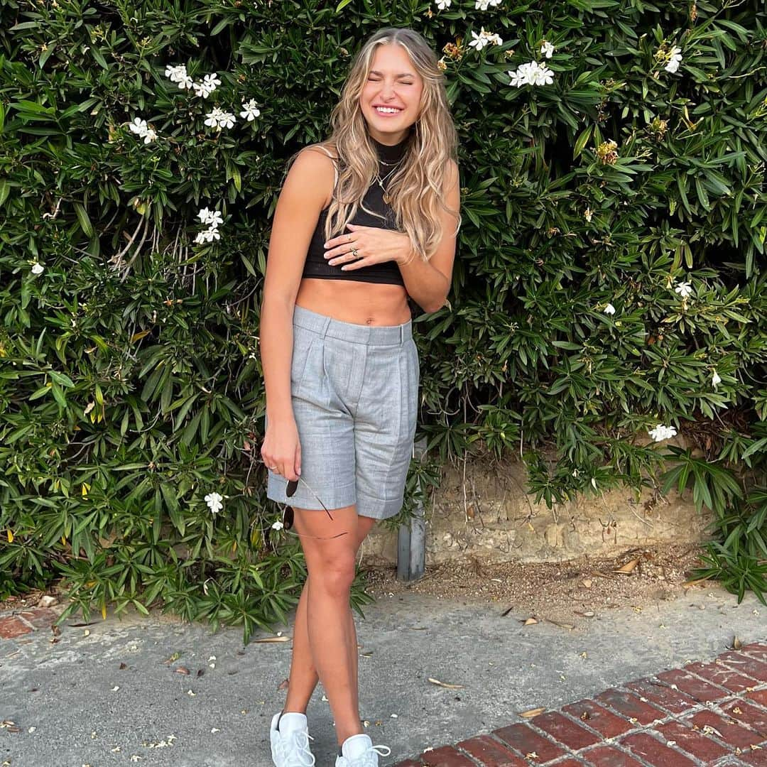 Monica Aksamitさんのインスタグラム写真 - (Monica AksamitInstagram)「Take my picture by the pool 'Cause I'm the next big thing IYKYK  #losangeles #beverlyhills #california #longhair #womensfashion #pinterestinspired #pinterestaesthetic #newbalance #newbalance550」10月26日 1時51分 - monicaaksamit