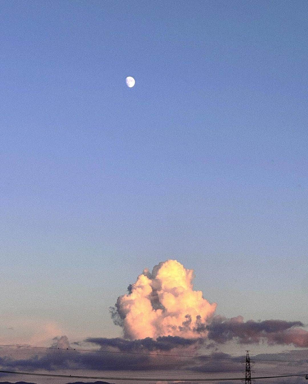 MIORIのインスタグラム：「iPhoneのカメラって凄いな〜月の模様見えるじゃん！ って思いながら撮った写真📸  毎日こんな空だったらいいのにな〜 って思うけど毎日だったら普通になっちゃうかな？」