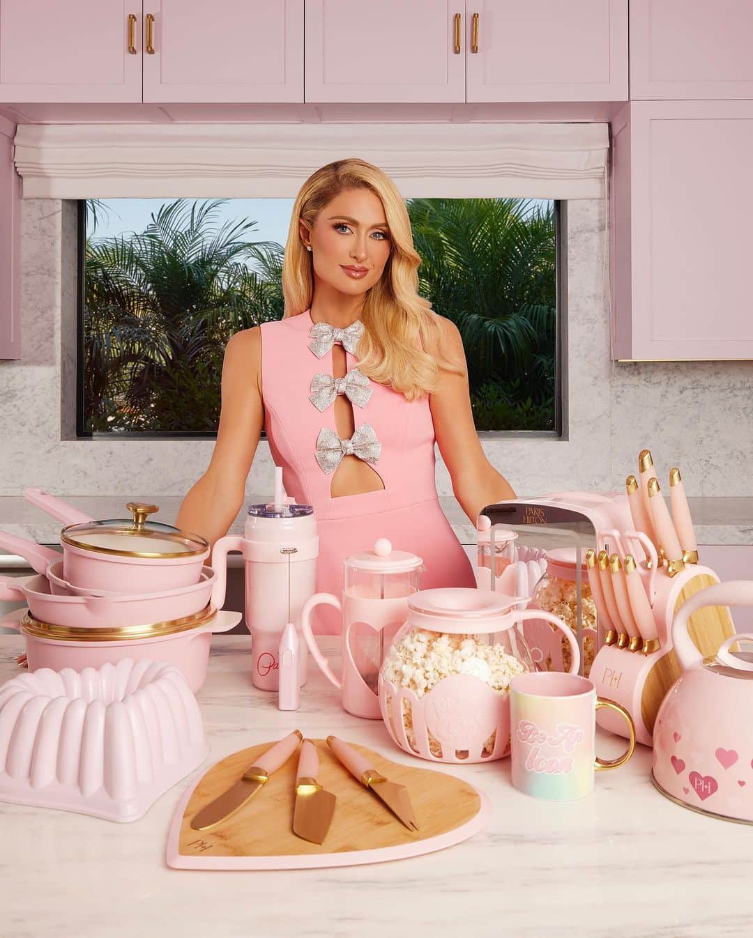 パリス・ヒルトンのインスタグラム：「It’s finally here! My new cookware line is out for all of you to sliv in the kitchen just like me 💖👩🏼‍🍳🔥I put tons of pink, sparkle, and love into this collection, and I can't wait to see what you cook up with it 💕 Click the link in bio to get yours now and comment below which item is going in your kitchen! ✨Now, #ThatsHot 🍳🔥」