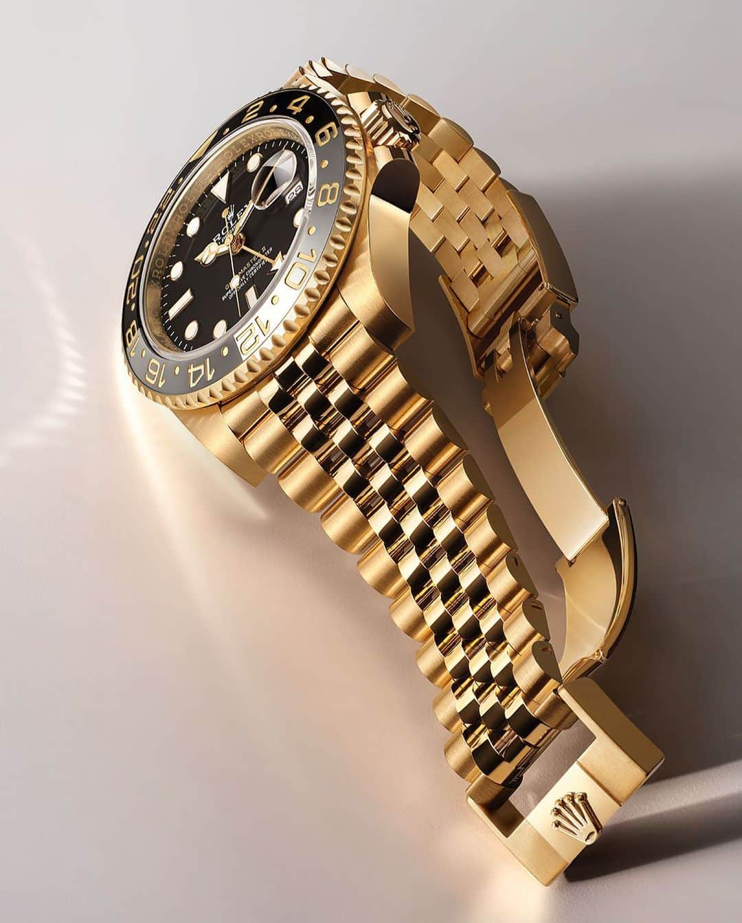 rolexのインスタグラム：「The GMT-Master II in 18ct yellow gold highlights our connection to the world. The second time zone and 24-hour display keep track of distant destinations, while its Jubilee bracelet delivers a contoured, sophisticated fit, thanks to an elegant five-piece link design that ensures it is perfectly suited to adapt to the wearer’s every movement. #Rolex #GMTMasterII #101031」