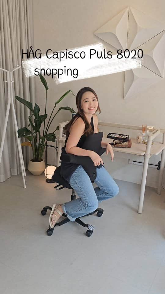 Yingのインスタグラム：「I visited @flokk_asia showroom recently to check out the HÅG chair collection! Thanks to @evonnz for the recommendation and introduction 🙈   I sometimes suffer from backache because I sit for long hours at work and I also have a bad habit of sitting with my legs crossed and in the same position all day. So I was more than happy to check out these ergonomic chairs and see if they could help me!  My chair just arrived today so I haven't used it much yet. I will update again after using it for a few days! But really, just trying it in the showroom had me sold 🤣 You can adjust it in different ways to get really comfortable, and you can sit in it in different ways too (sideways, normal way, cross legged, facing the back...)... and I learnt that if you adopt an active sitting position, it reduces strain on your back.   The model I ordered is HÅG Capisco Puls 8020 in all black, and the usual price is $1299 but it's currently on sale until 18 November 🤯 Flokk Asia have also kindly given me a discount code (YING20) that you can use to get a further 20% off (yes stackable on top of sale prices) when you place your order online at www.flokk.asia.  I highly recommend that you visit their showroom to try the chairs and bombard Chi with questions, or if you're getting your nails done at my salon (@thenailartelier), feel free to ask if you want to try sitting in my chair 🤣  #flokkathome #flokktogether」