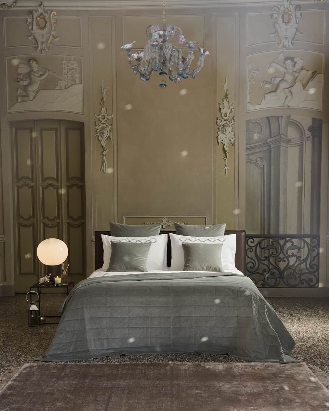フレッテのインスタグラム：「The Luxury Cashmere Velvet and Continuity Embroidered collections harmoniously pair in this cosy ensemble, inviting you to wrap yourself in warmth and experience the enchantment of the festive season.⁠ ⁠ #Frette #MomentsOfDreaming」