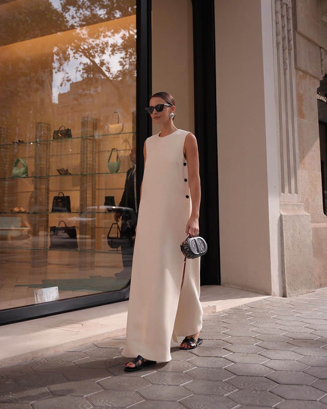 Zina Charkopliaさんのインスタグラム写真 - (Zina CharkopliaInstagram)「Elegance personified in every stitch. This minimalistic Dior look speaks volumes in its simplicity. #Dior #Fashion #HighFashion  #Elegant #Style  📷 @astraushka」10月26日 2時10分 - zinafashionvibe