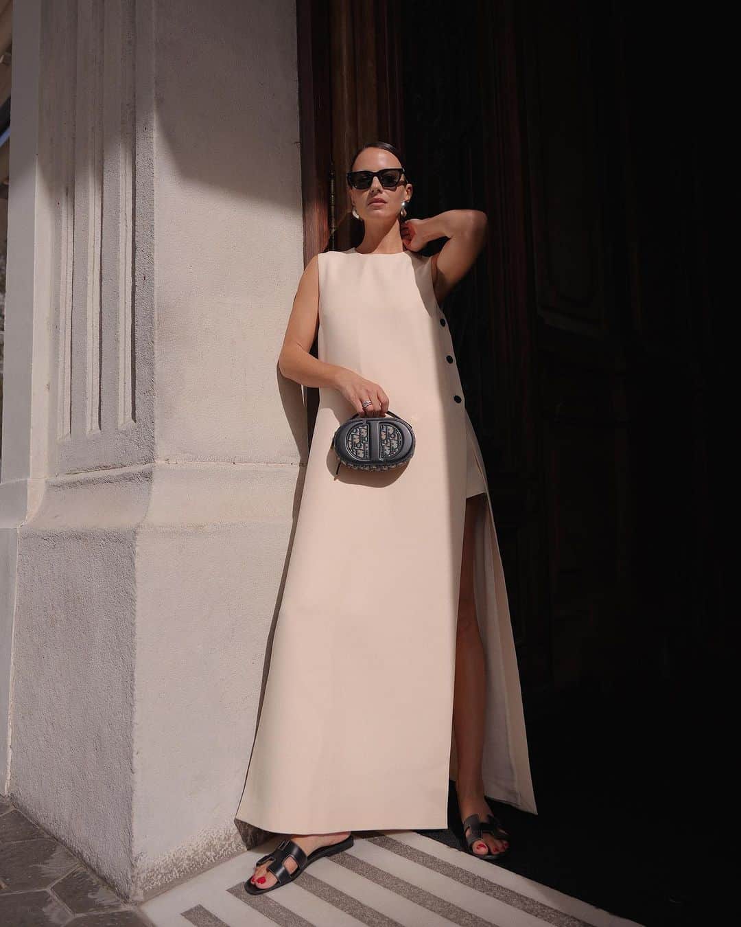 Zina Charkopliaさんのインスタグラム写真 - (Zina CharkopliaInstagram)「Elegance personified in every stitch. This minimalistic Dior look speaks volumes in its simplicity. #Dior #Fashion #HighFashion  #Elegant #Style  📷 @astraushka」10月26日 2時10分 - zinafashionvibe