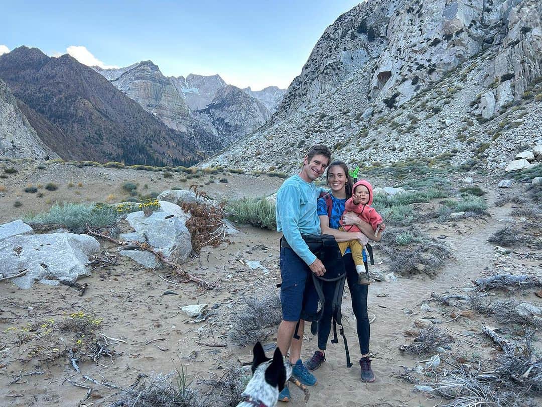 ペイジー・クラッセンのインスタグラム：「Bishop Road-trip week 3. No one has hand foot and mouth disease anymore, conditions are marginally cooler, and we enjoyed a visit from @maeve_dutoit, who might love climbing more than anyone I know 😊. I’ve been linking up to the final move of karate, but have struggled to click into that ultimate try hard mindset, which normally comes quite naturally to me. Let’s see how our final days pan out! Grateful to be living the simple (yet also complicated) life in the van with my fam and all the friends who have passed through.  @lasportivana @maximropes @physivantage」