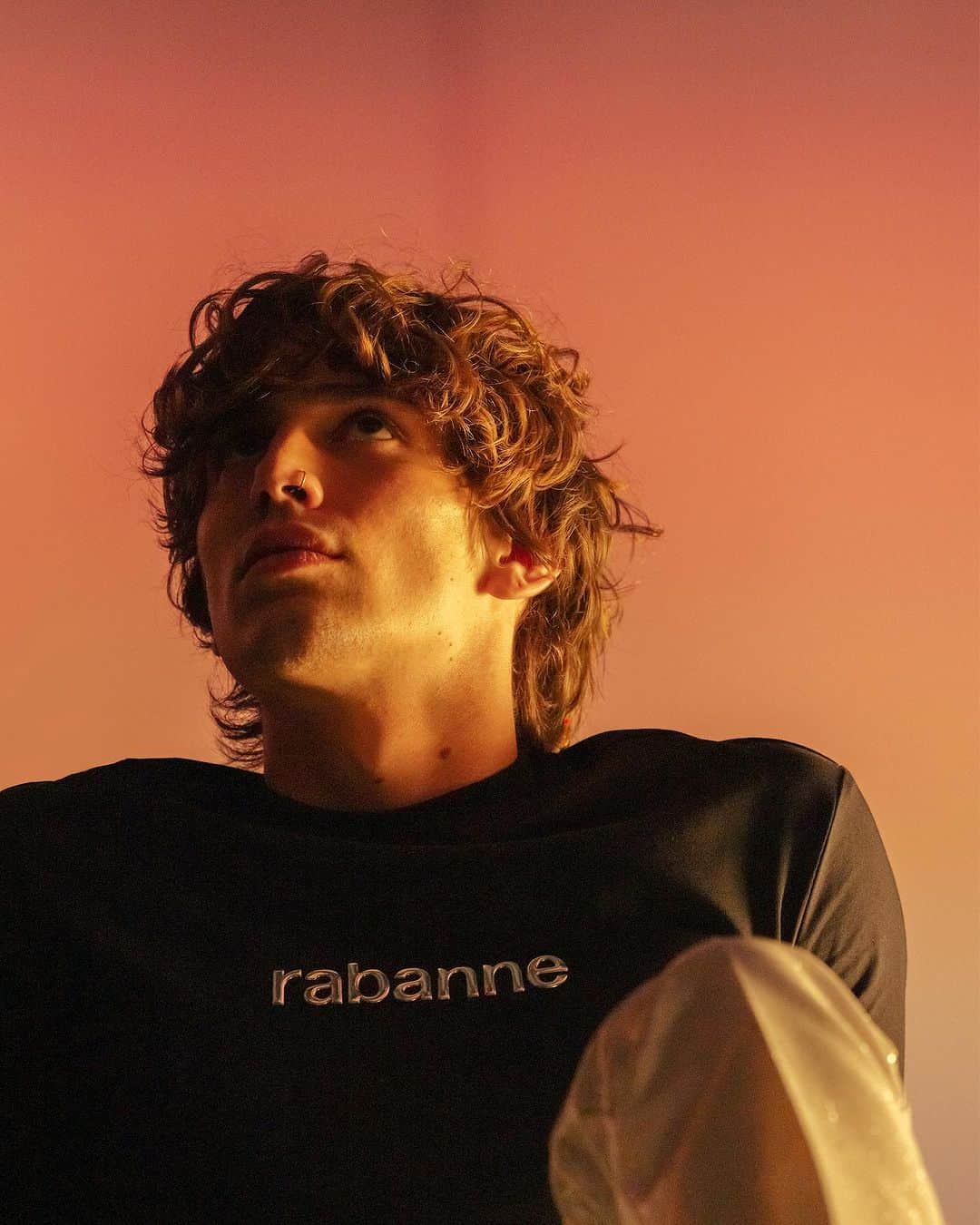 パコラバンヌのインスタグラム：「Behind the scenes of the Rabanne x @hm campaign by @xavierdolan. Starring @riannevanrompaey @vinniehacker @sachaquenby and @victoriafawole_ _  Photographer: @romainlaprade  _ #RabanneHM  #Rabanne」