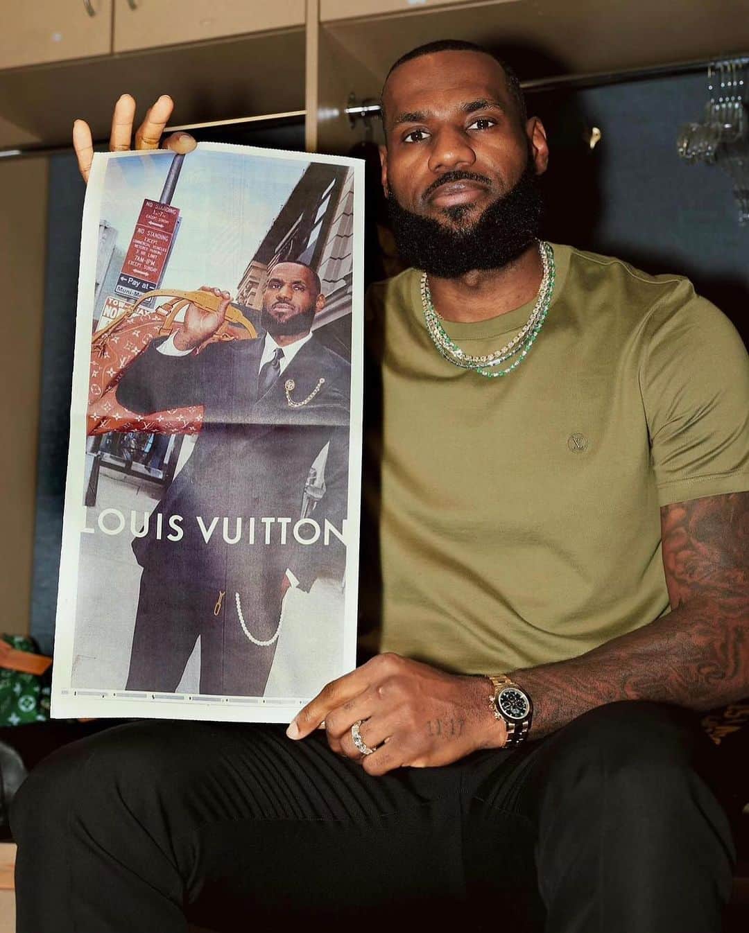 GQのインスタグラム：「LBJ meets LV: last night, @kingjames opened the season wearing a $28,000 fit from @pharrell’s yet-to-be-released debut @louisvuitton collection, and now he'll front a campaign for the brand.  Hit the link in bio for more on the @Lakers star joining Rihanna as the house's second campaign star of the Pharrell era.」