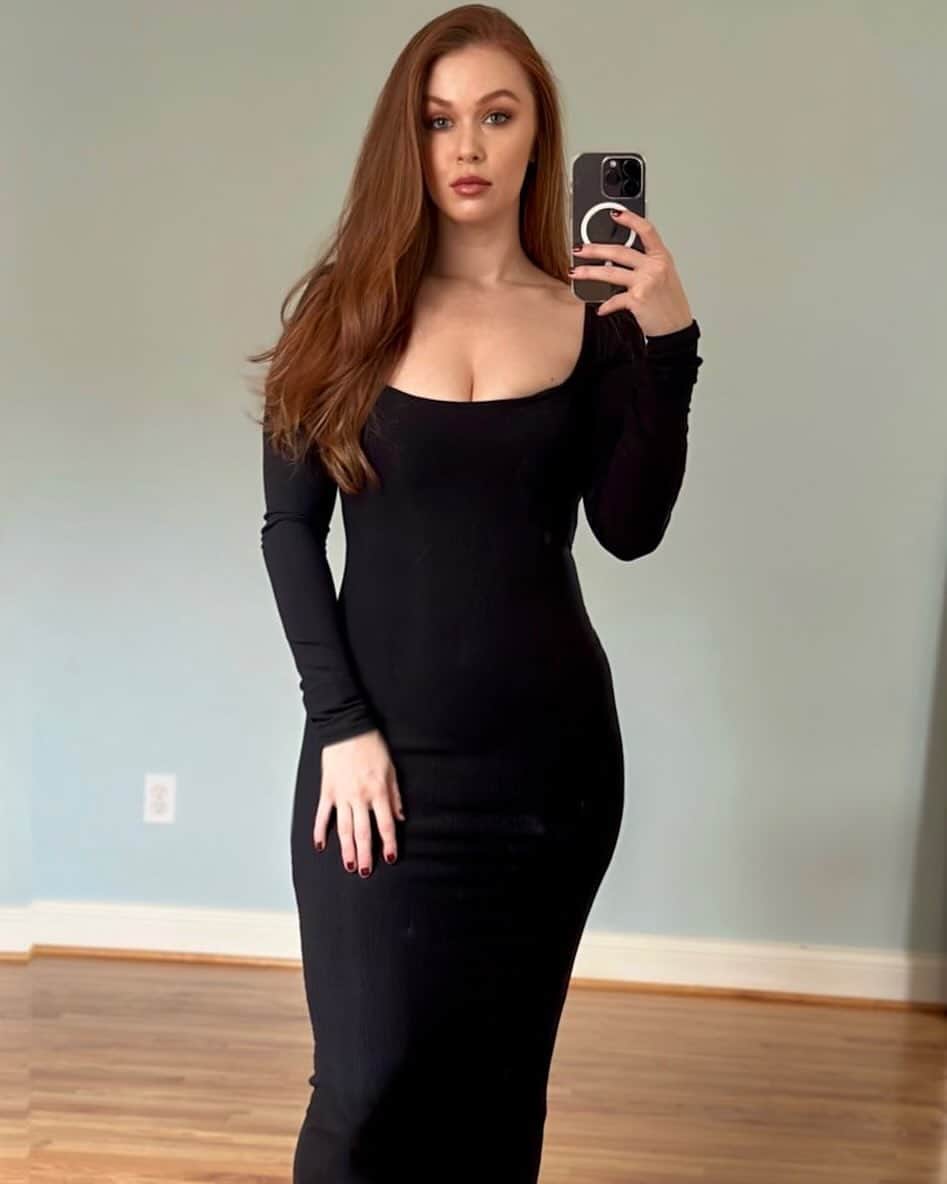 リアンナ・デッカーのインスタグラム：「🖤」