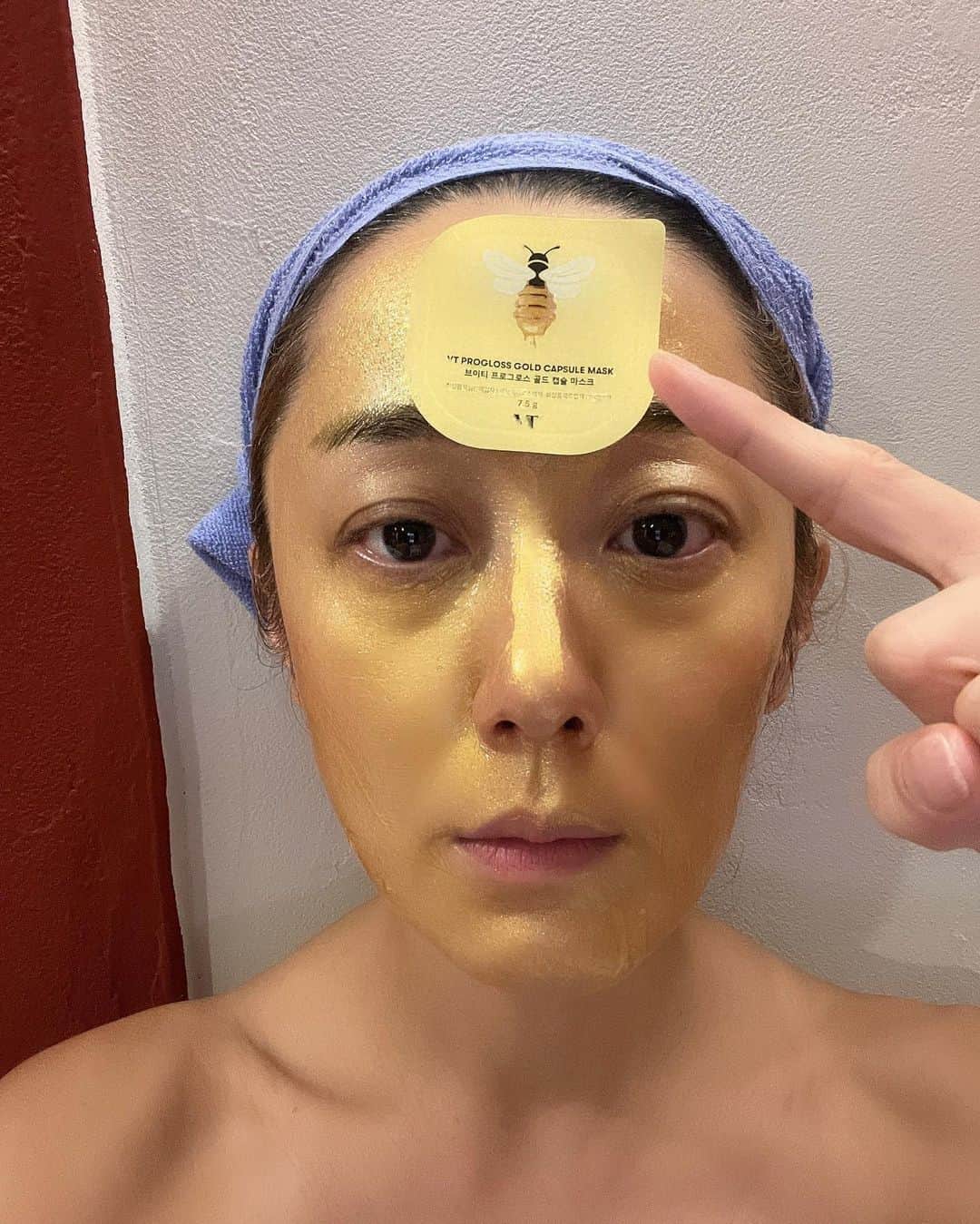 浅川悠さんのインスタグラム写真 - (浅川悠Instagram)「This face pack really works, improves my skin and makes me GOLDEN (for 10min)🥳」10月26日 2時22分 - yuu_asakawa_insta