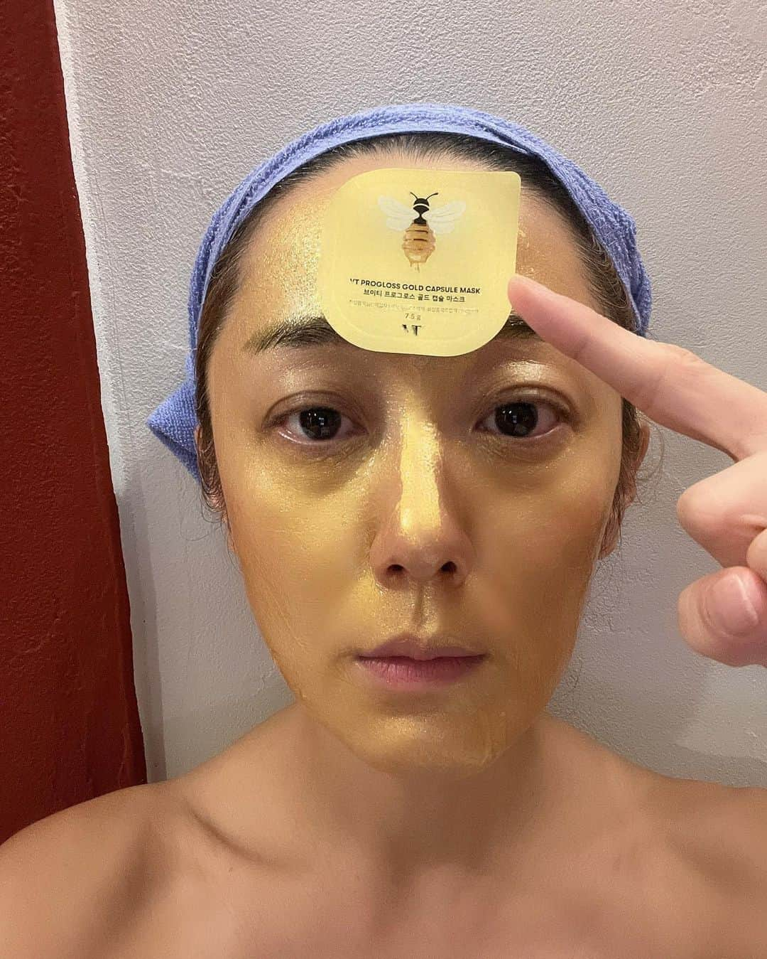 浅川悠のインスタグラム：「This face pack really works, improves my skin and makes me GOLDEN (for 10min)🥳」