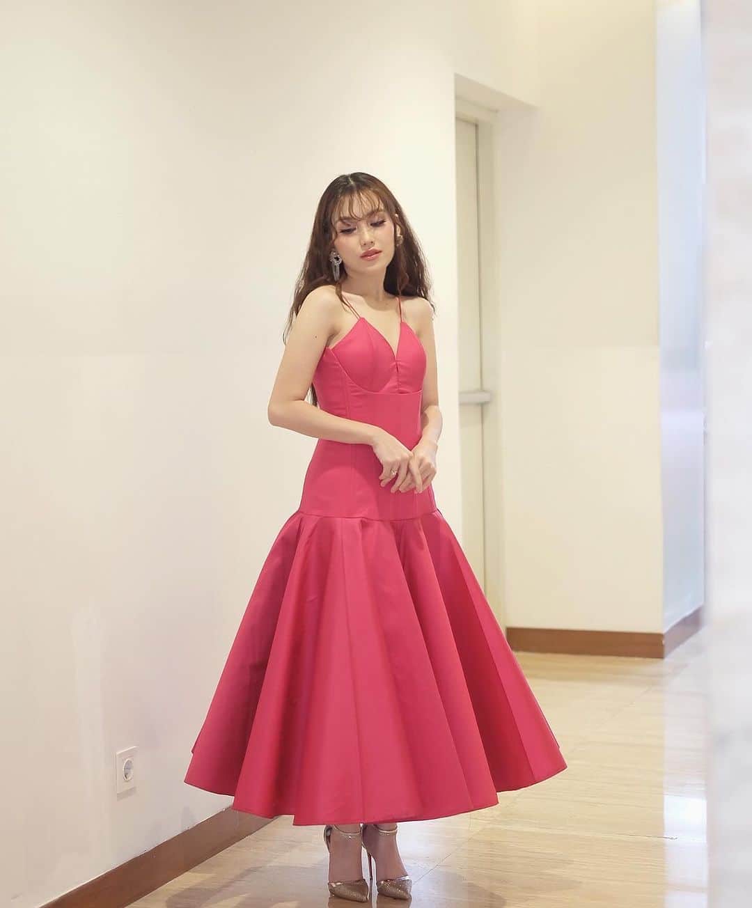 アユ・ティンティンのインスタグラム：「Tonight KDI 🎀💋 Dress @ayumiofficial_id Earrings @rinaldyyunardi Hair @kriznafahrezi Fashion Stylist @erichalamin Styling Team @muhafiattt」