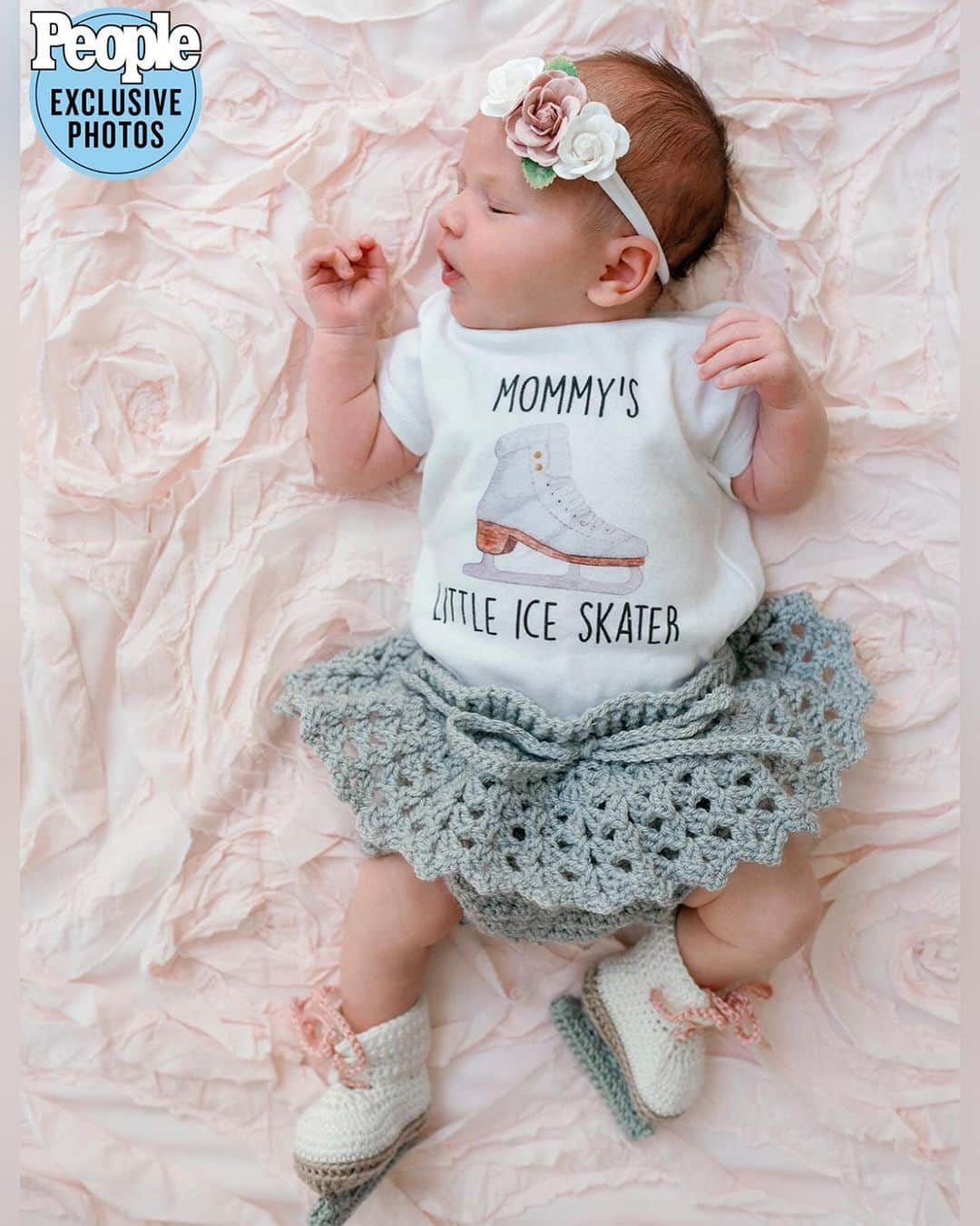 タラ・リピンスキーのインスタグラム：「Meet Georgie Winter 🎀❄️  We are so grateful that we get to make this announcement that our baby girl is here. 🎀 It feels so surreal and I’m experiencing a feeling of happiness that I have never felt before. This little embryo that Todd and I made together has come to life! We are so grateful and forever thankful for our surrogate. Mikayla, thank you for carrying her safely into our arms.   Looking back on the last five years, I can’t help but think of all those shots, surgeries, multiple retrievals to replenish all of the miscarriages and failed transfers  I endured, the miscarriages that felt like they broke me more and more each time and to the times that Todd and I thought are our dream would never come true.  I wish we never went through it but I’m grateful that somehow I found the strength to keep going when I thought I couldn’t because we got very lucky. Georgie, we have thought about you for half a decade. You are so loved. You are EVERYTHING.   Listen to today’s episode of UNEXPECTING podcast as we fill you in on the birth of baby Gigi. LINKS IN BIO   Ps. For anyone still in the wait, I’m sorry for what you are going through. I see you and I know the pain you are going through - I’m rooting so hard for you all.   @jennyquicksall - photographer   #infertilitysupport #ivf #ivfjourney #infertilityjourney #ttc #ttccommunity #surrogate #surrogacy #pregnancyafterloss #infertility #infertilityawareness #pregnancyloss」