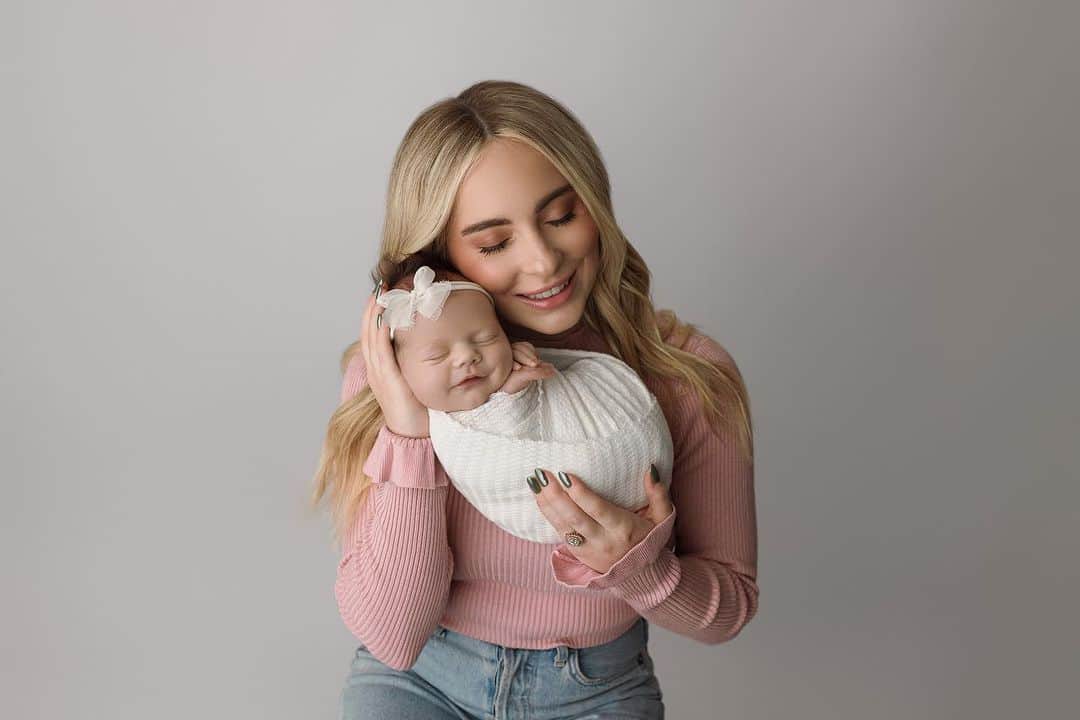 ミカイラ・スキナーのインスタグラム：「🎶Do you remember  The 21st night of September?🎶 Thanks for making me your momma! We love you💕  @bekapricephotography🤟🏼」
