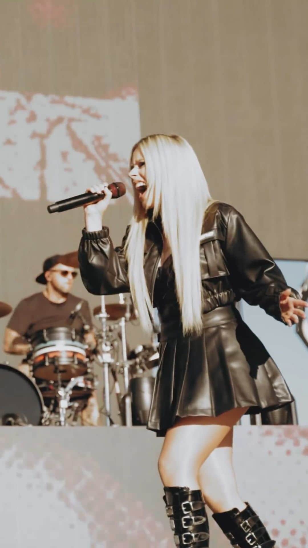 アヴリル・ラヴィーンのインスタグラム：「“FAKE AS HELL” live at @whenwewereyoungfest with my bois @alltimelow」