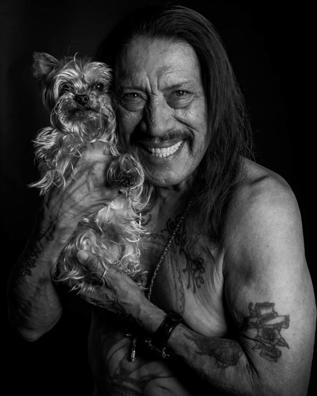 ダニー・トレホのインスタグラム：「The friend that always has your back  📷: @manfredbaumann  #dogs #bestfriends #dannytrejo」
