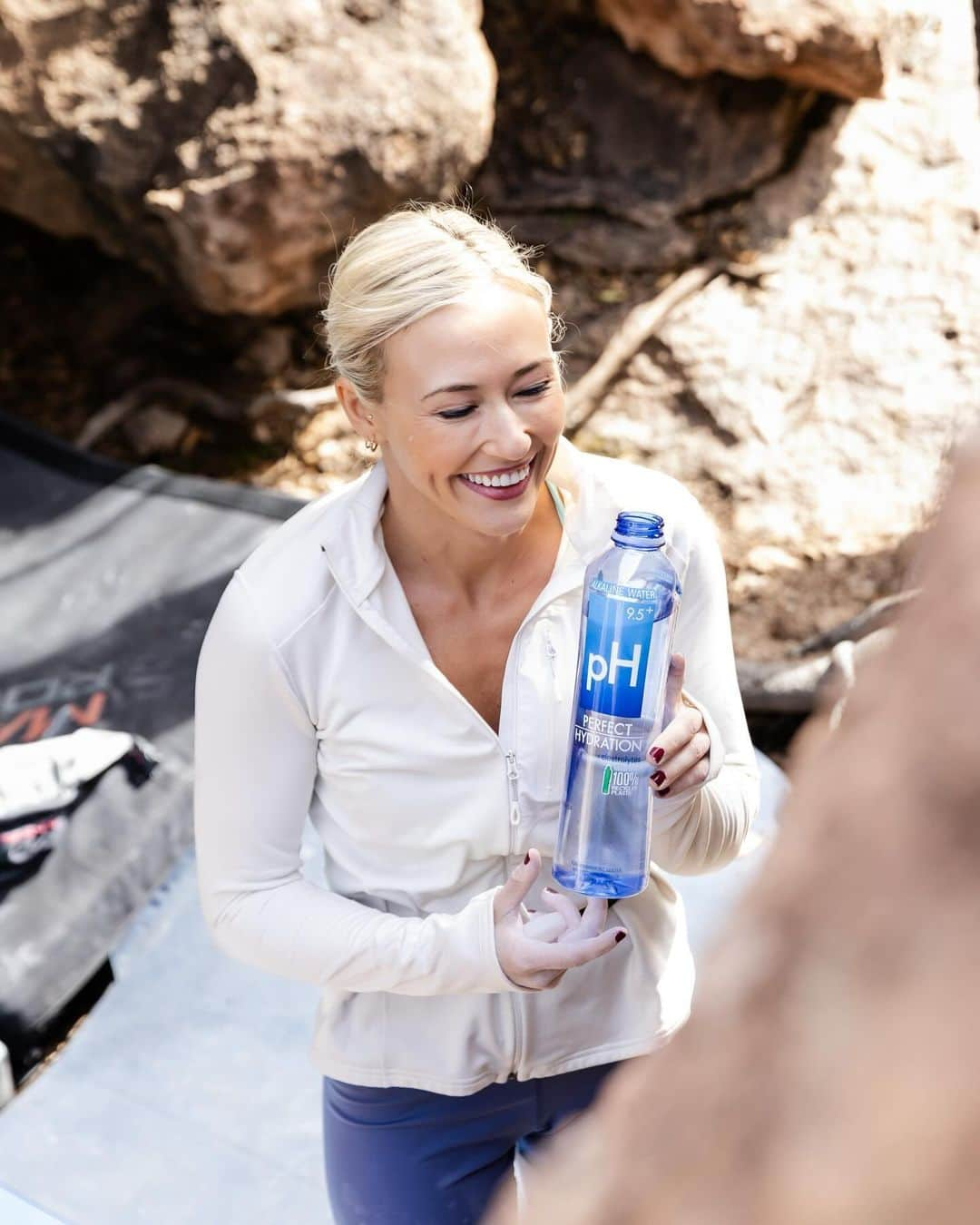 シエラ・ブレア・コイルのインスタグラム：「Quenching my thirst in between attempts and staying hydrated with @perfecthydration 💙 #phambassador  📷: @emomphoto」