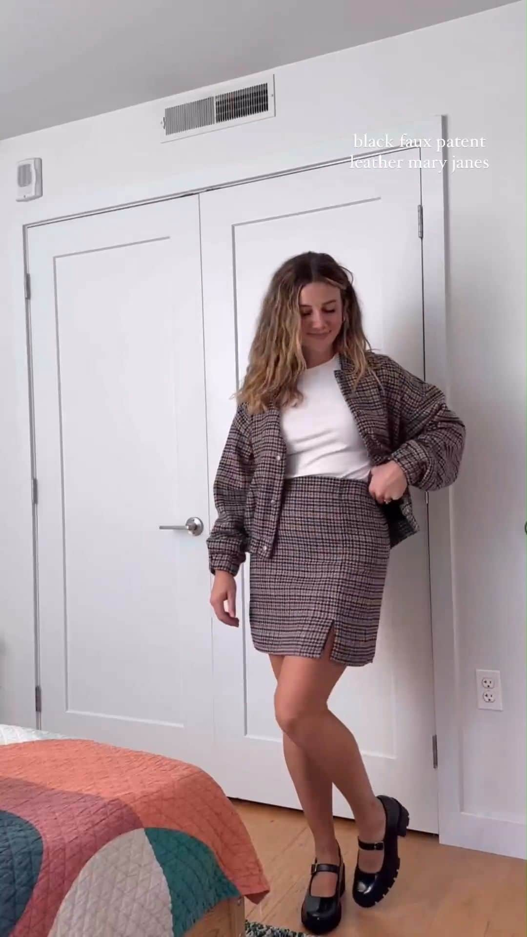 Old Navyのインスタグラム：「the houndstooth haul of our dreams  #spottedinoldnavy 🖤🤍 @thetrendysenorita  #fallfashion #mallhaul #outfitinspo #houndstooth」