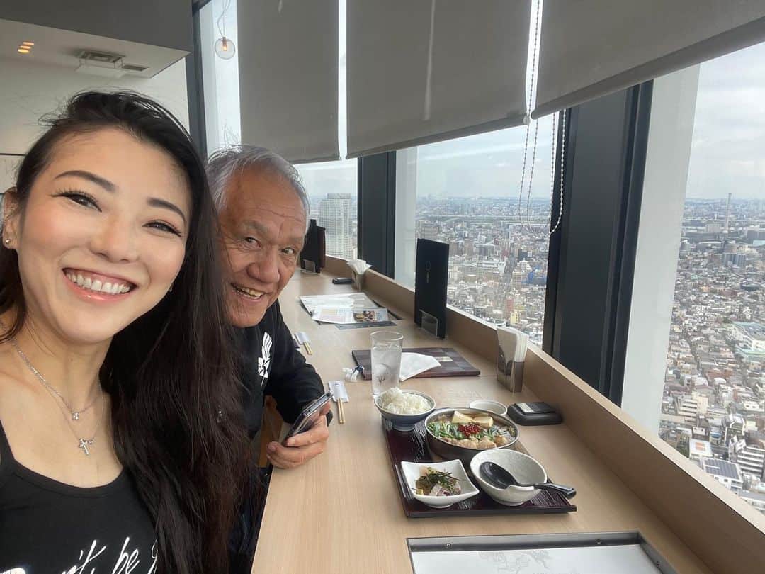 福山理子のインスタグラム：「忠さんとスカイツリーまで🏍️ 楽しくランチして来ました  忠さんが撮影してくれた写真 嬉しいなぁ☺️  偶然、あたしの車両発見！ 嬉しかった！みなさまも、是非 #アルファ さん へ^ ^ #mininja ちゃん見に行ってね #SPTADAO #鈴木忠男 #蟻月 #東京スカイツリー #ハンターカブ #セロー #アルファインダストリーズ #MA1」