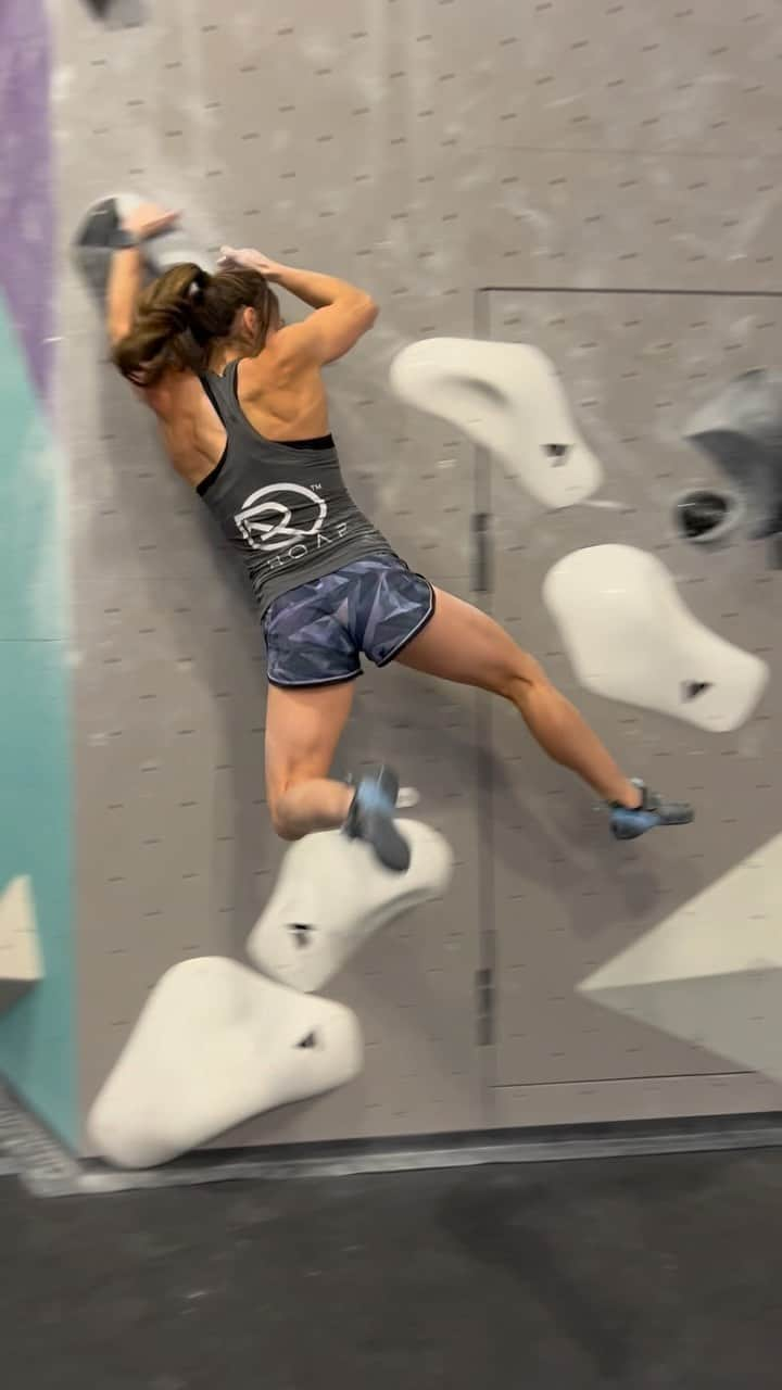 アレックス・パッチシオのインスタグラム：「What we have been up to here in Texas the last week!  . Even tho you don’t see me competing on the comp circuit anymore and I rather push my limits outdoors on the rocks, I still really like having fun on “Comp” style climbs inside!  . Yes I get on the @kilterboard A LOT, But this is ALSO FUN!!! 🤩  . Letting myself swing around feeling like some type of Superhero again makes for BIG smiles, lots of LAUGHS and getting a BIT Scared! 😂  . Movment is Movment and even tho this isn’t what you get outside on real rock 🪨 this type of climbing is fun for me because it gets me OUTSIDE of my COMFORT ZONE!  . Get your body moving today and have some laughs while you do it! 💪🏻😄 . @roap.c  @scarpana @organicclimbing @evn_cbd  @frictionlabs @robinoleary @movementgymsdfw」