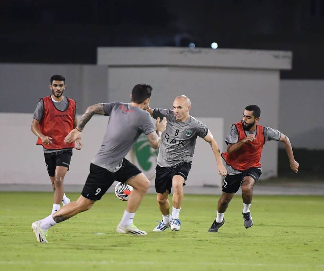 アンドレス・イニエスタのインスタグラム：「Preparados para el partido contra @alainfcae 🔥⚽️  💪🔥⚽ على أتم الإستعداد لمباراة العين   #العين_الإمارات」