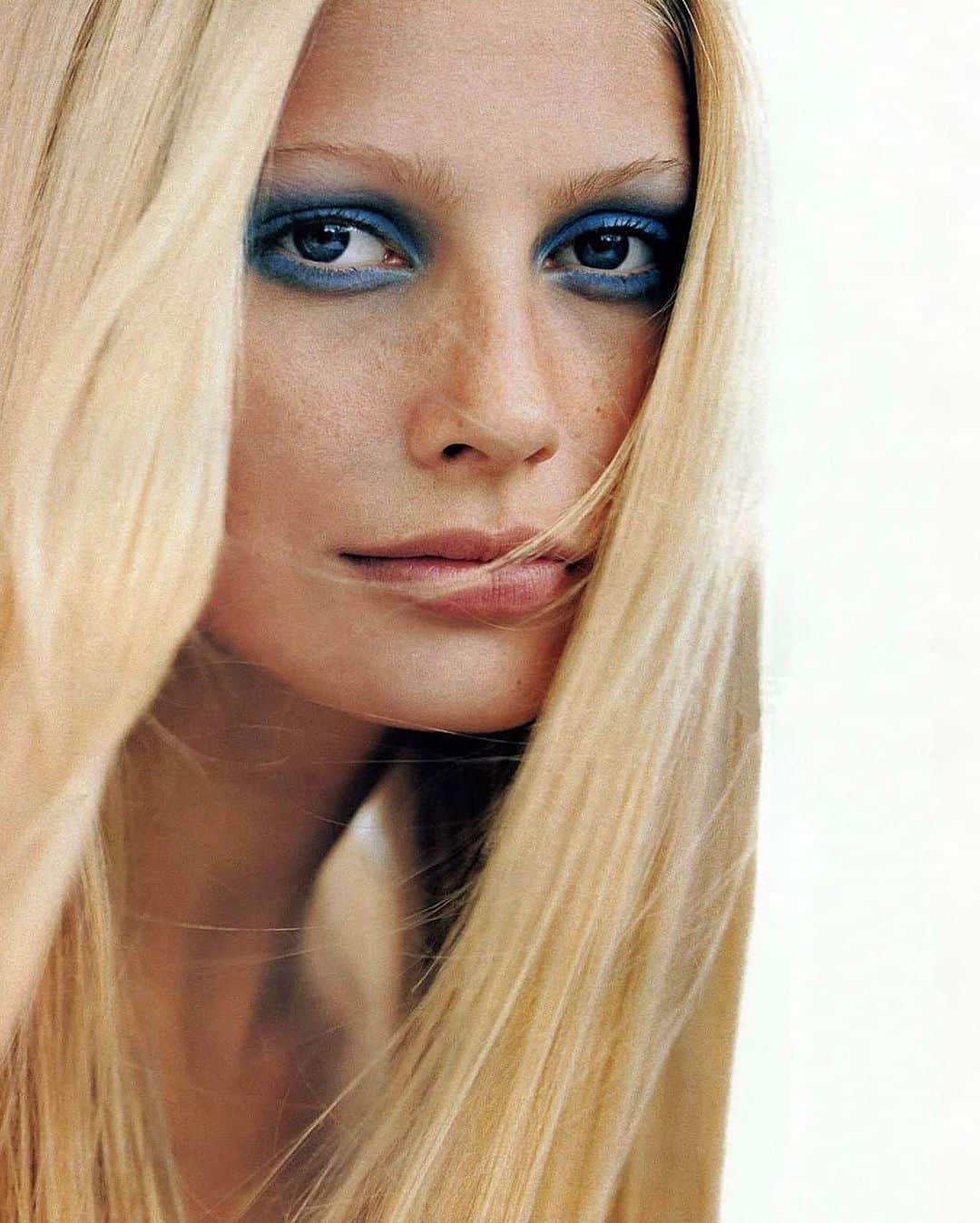 Meganのインスタグラム：「Kirsty Hume by Steven Meisel 💙1996 . . . . #kirstyhume #stevenmeisel #eyeshadows」