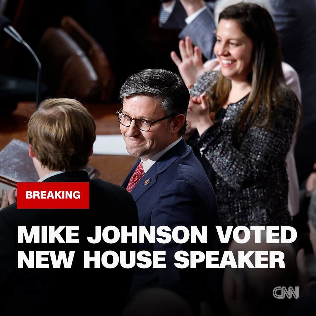CNNさんのインスタグラム写真 - (CNNInstagram)「Mike Johnson, a key figure in failed efforts to overturn the 2020 election, has secured the speaker's gavel after weeks of GOP infighting left the House in chaos.   📷: Chip Somodevilla/Getty Images」10月26日 3時08分 - cnn