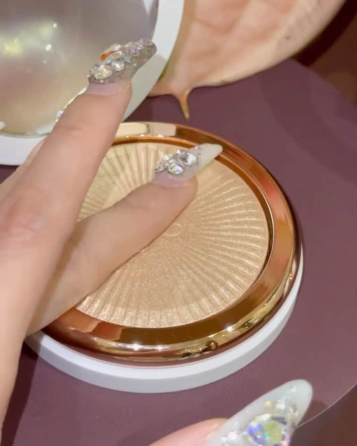のインスタグラム：「The highlight you’ve all been waiting for✨ Shop Glow Seeker Highlighter now @nordstrombeauty! 😮‍💨   📸: @nanabebu (she/her)  #AnastasiaBeverlyHills #NordstromBeauty」