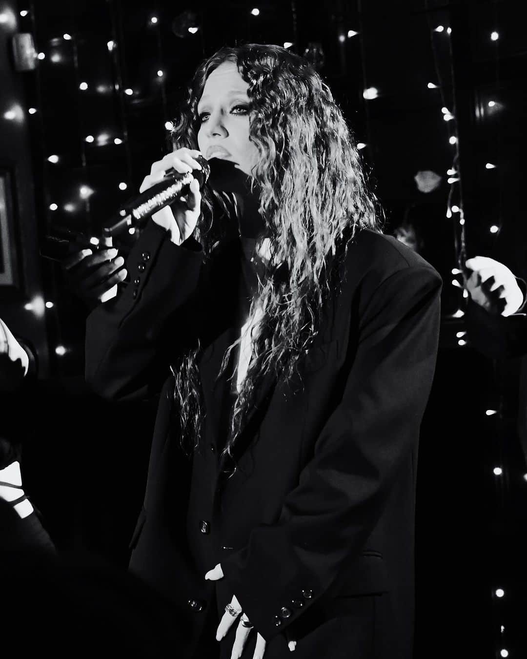 ジェス・グリンのインスタグラム：「Last night was a little bit of magic! Everyone in the pub with me brought so much love, joy and support. While the world feels heavy and we feel helpless it was more than special to bring people together. I wish I could have invited a million more of you, but I am back and I am not going anywhere. Hope, love & laughter is why I am here. Friend Of Mine is yours! Be grateful, be real, be authentic, be honest and always own your voice. I love you all… See you soon 🖤」