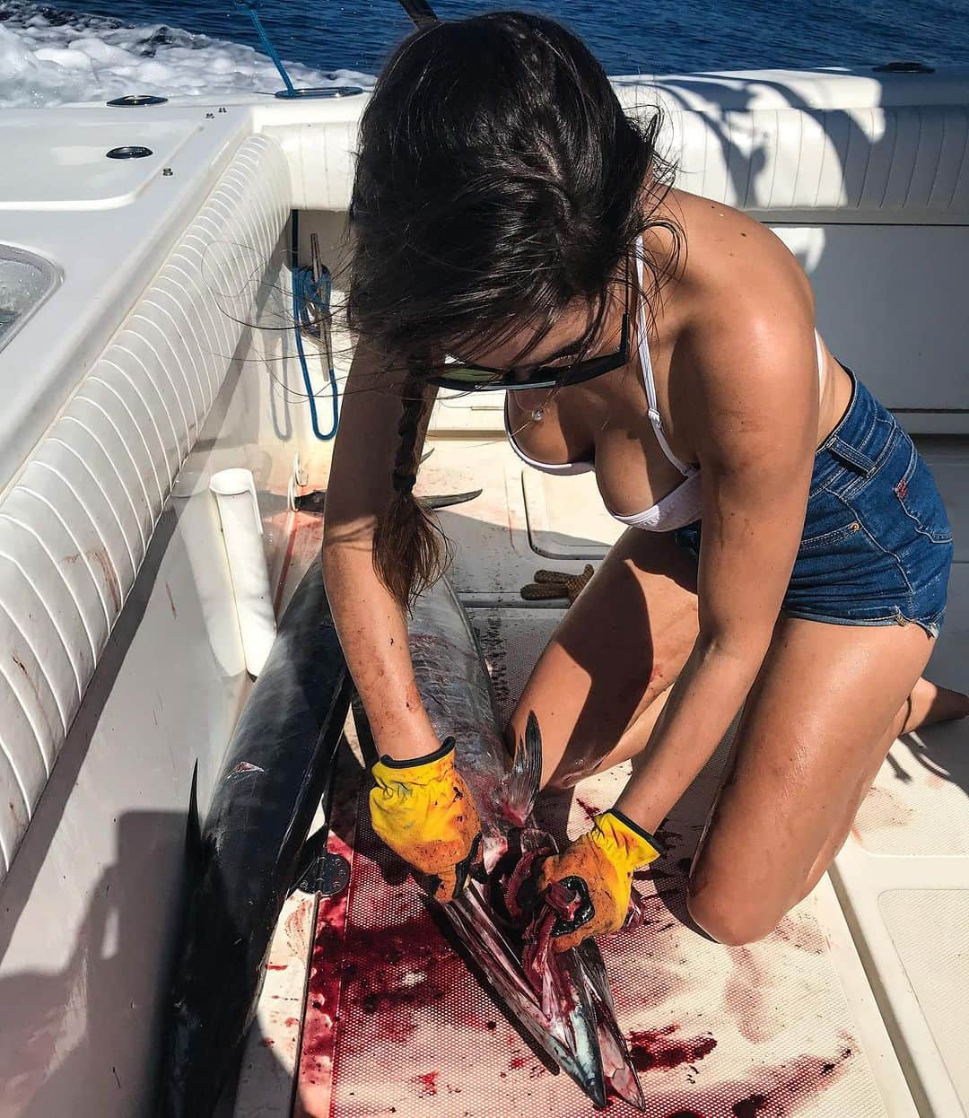 ヴァレンティン・トーマスさんのインスタグラム写真 - (ヴァレンティン・トーマスInstagram)「ALWAYS always bleed your fish. You can do that by cutting it behind the gills, or even removing the gills all together. Fish blood has a « fishy taste » and you don’t want it to contaminate your filets. Do it as quick as possible too before it coagulates. Salt water, freshwater, your grandmas aquarium, it applies to all 😌」10月26日 3時17分 - valentinethomas