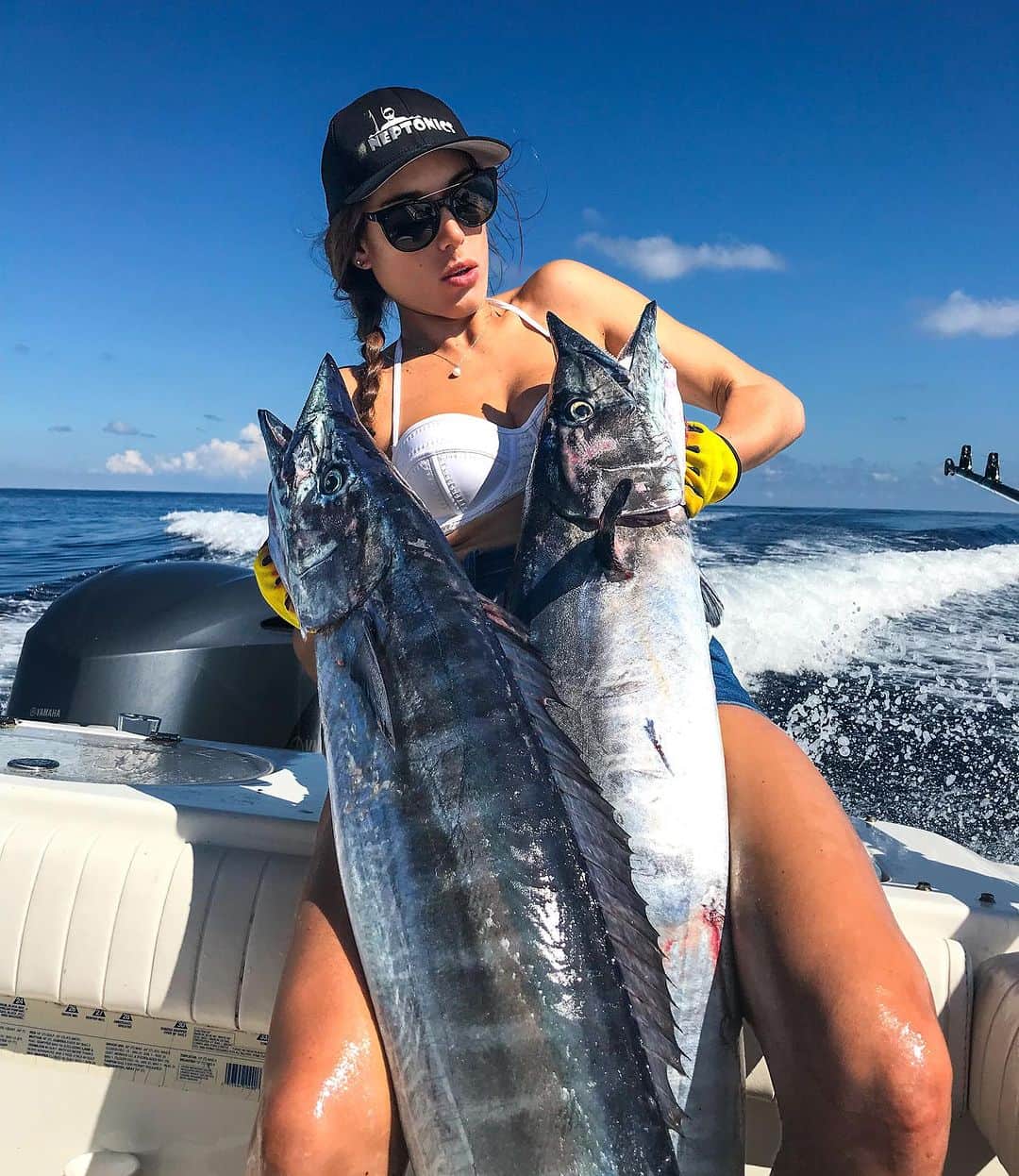 ヴァレンティン・トーマスのインスタグラム：「ALWAYS always bleed your fish. You can do that by cutting it behind the gills, or even removing the gills all together. Fish blood has a « fishy taste » and you don’t want it to contaminate your filets. Do it as quick as possible too before it coagulates. Salt water, freshwater, your grandmas aquarium, it applies to all 😌」