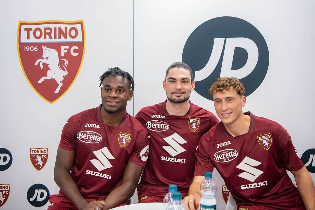 トリノFCのインスタグラム：「Quanto entusiasmo allo store @jdsportsit di Le Gru insieme a Sazonov, Vojvoda e Zapata 🎮🐂💪  #SFT」