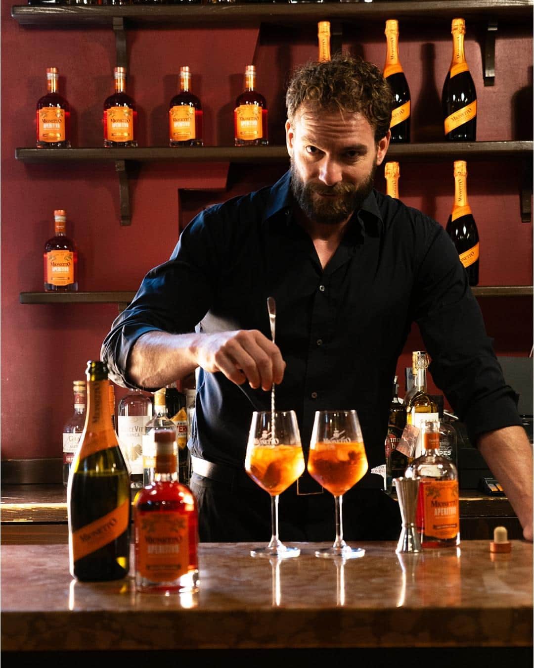 Mionetto Proseccoのインスタグラム：「🍊 La ricetta per un Mionetto Spritz a regola d’arte? Riempi un calice con ghiaccio Aggiungi 3 parti di Prosecco Mionetto Poi 2 parti di Mionetto Aperitivo Completa con uno spruzzo di soda o acqua frizzante.  Decora con una fetta d’arancia Mescola delicatamente Enjoy!   🍊 The recipe for a perfect Mionetto Spritz? Fill a goblet with ice Add 3 parts Mionetto Prosecco Then 2 parts Mionetto Aperitivo Complete with a splash of soda or sparkling water.  Decorate with an orange slice Stir gently Enjoy!  #mionetto #prosecco  #mionettoeshop  #mionettoprosecco  #mionettoinsieme #orangesoul  #aperitivoMionetto  #MionettoSpritz #MionettoRituals  #spritz #spritztime #spritzveneziano  Bevi Mionetto responsabilmente⁣⁣⁣⁣ Enjoy Mionetto responsibly」
