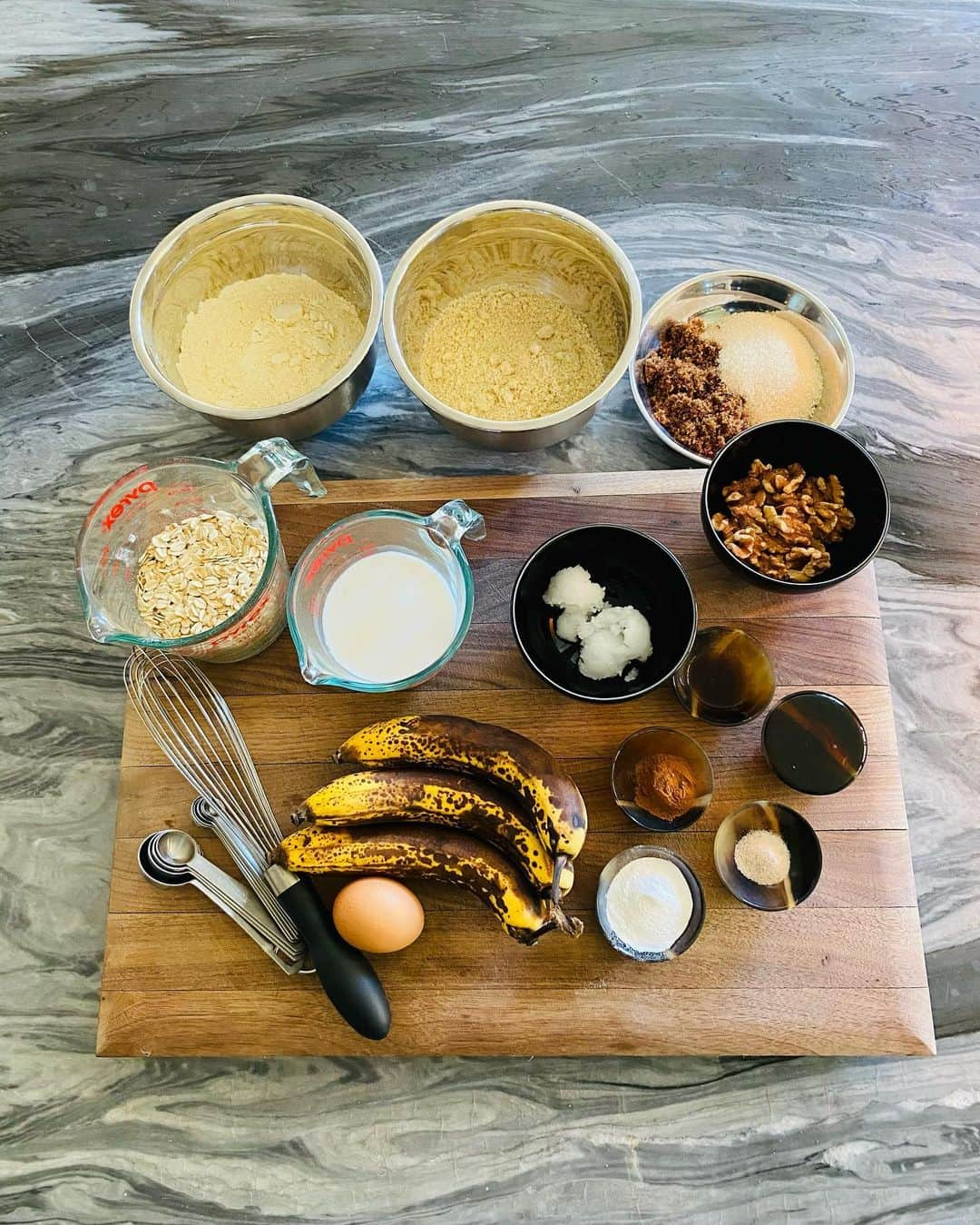 マギー・Qさんのインスタグラム写真 - (マギー・QInstagram)「Brown bananas!?! Don’t throw them away! Use them for this gluten-free banana bread by my all-time favorite baker @minimalistbaker 💛. I like to add raw walnuts to my batch for that extra crunch!   Preheat oven to 350 degrees, and bake for 1 hour-1 hour 15min until golden brown.  3 ripe bananas 1/2 tsp pure vanilla extract 1 whole egg (or sub 1 or flax egg)  3 Tbsp coconut oil 1/4 cup organic cane sugar 1/4 cup packed organic brown sugar 2-3 Tbsp maple syrup 3 1/2 tsp baking powder 3/4 tsp sea salt 1/2 tsp ground cinnamon 3/4 cup unsweetened almond milk or other dairy-free milk 1 1/4 cup almond meal  1 1/4 cup gluten-free flour blend  1 1/4 cup gluten-free oats」10月26日 3時22分 - maggieq