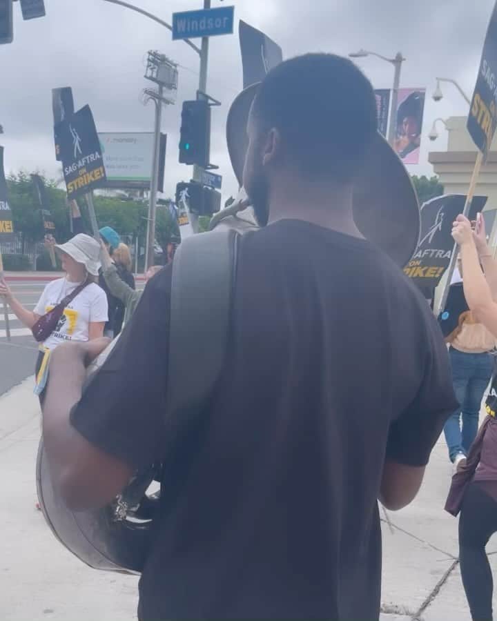 カーステン・ヴァングスネスのインスタグラム：「Whoever this wonderful musician is ( @ibanda !) made day one hundred and something very lovely. AND the show runners brought everyone sandwiches AND my fellow #sagaftrastrong member @tinoweeno did the walk with me.」