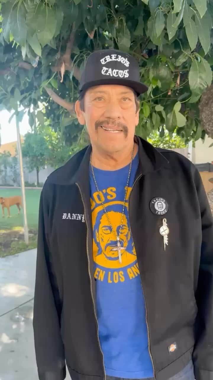 ダニー・トレホのインスタグラム：「Hey Nashville! Can’t wait to see you all at @musiccitymulticon this weekend October 28th & 29th! Get your tickets at my *Link in Bio*  #musiccitymulticon #dannytrejo #nashville #machete」