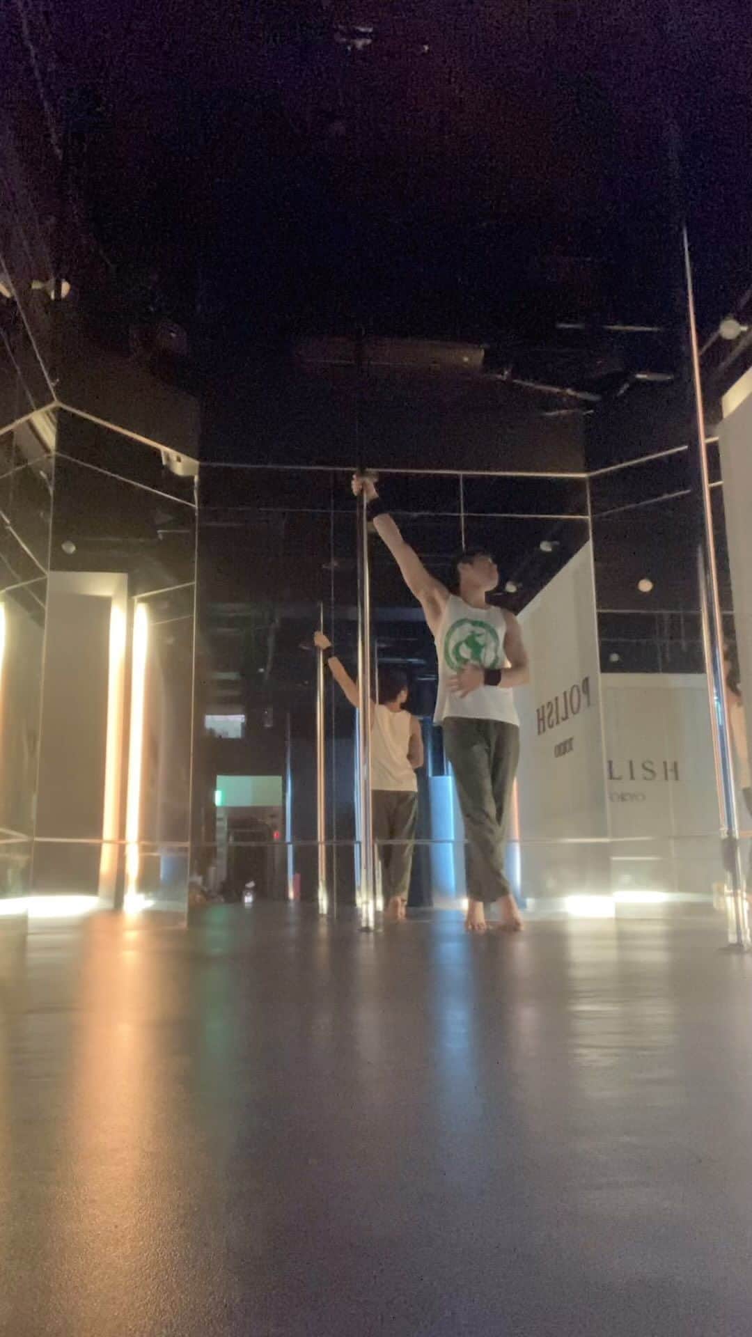 NISHIOのインスタグラム：「Inspired by @jadestrugnellpole 🙏✨ . . . . . #dance #dancer #performance #performer #polemove #pdspincombo #poledancemotivation #polelove #spinning #nightdancer #imase #noa #pop #japan #japanese #tokyo #東京 #roppongi #六本木 #polish #ポールダンス #poledance #ダンス #トレーニング #ポールダンサー #ポールダンス初心者 #carnival #burlesque #cabaret」