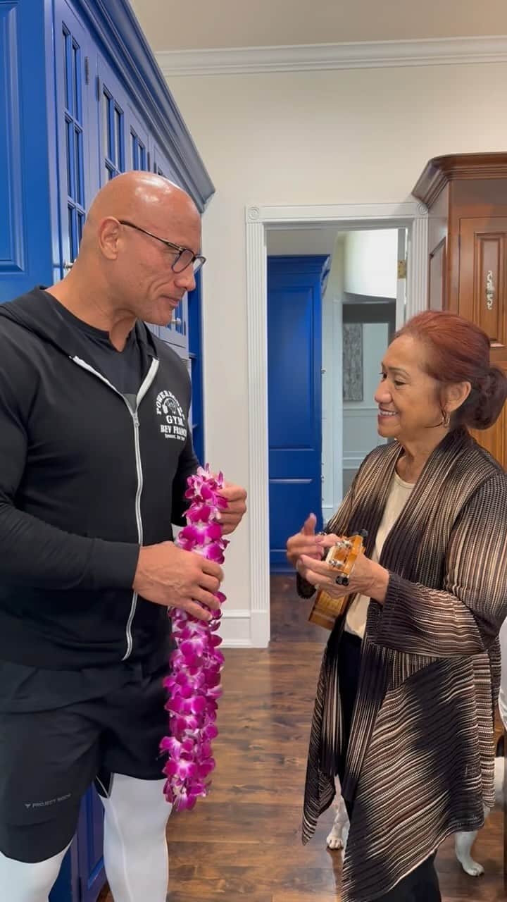 ドウェイン・ジョンソンのインスタグラム：「Before I even start singing to my mom her special Happy Birthday song, she starts to cry 🥹  Probably because I always sing in keys that don’t exist 🤣 🎶🙋🏽‍♂️  HAPPY BIRTHDAY MOM!!! 75 years of experience, wisdom, hard times, good times, laughter, mana, and yet thru it all — you TRULY have the KINDEST HEART I have ever known ❤️💫  I feel like the luckiest son on earth.   Happy Birthday Mom  Ou Te Alofa Ia Te Oe 🌺」
