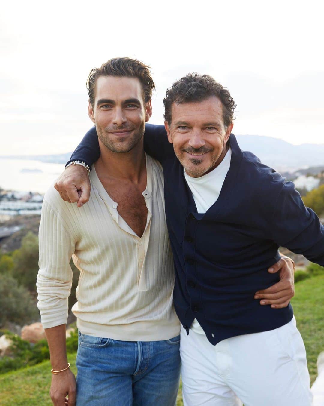 ジョン・コルタジャレナさんのインスタグラム写真 - (ジョン・コルタジャレナInstagram)「Málaga, buenos amigos y mucha magia. Uno de esos momentos de la vida por los que me siento muy afortunado.  Gracias @antoniobanderas y felicidades @lariosgin_es por este nuevo embajador de excepción. Fue un placer juntarnos y recordar que #vivirbienesunarte   Y muy importante: consumo responsable, no compartir con menores de 18 años.」10月26日 3時48分 - jonkortajarena