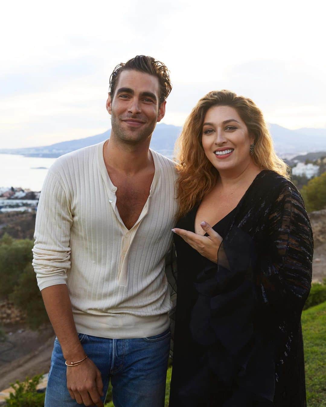 ジョン・コルタジャレナさんのインスタグラム写真 - (ジョン・コルタジャレナInstagram)「Málaga, buenos amigos y mucha magia. Uno de esos momentos de la vida por los que me siento muy afortunado.  Gracias @antoniobanderas y felicidades @lariosgin_es por este nuevo embajador de excepción. Fue un placer juntarnos y recordar que #vivirbienesunarte   Y muy importante: consumo responsable, no compartir con menores de 18 años.」10月26日 3時48分 - jonkortajarena
