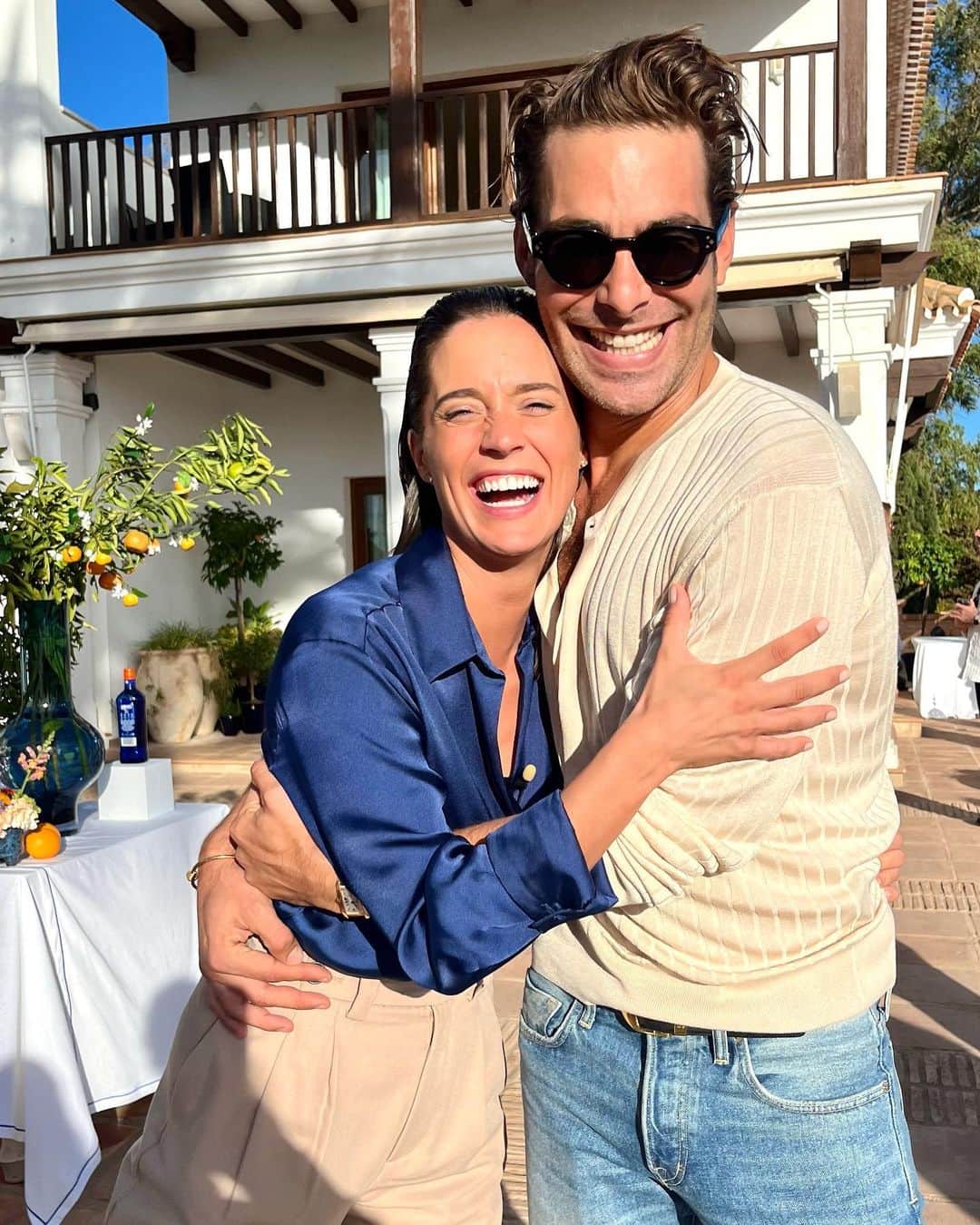 ジョン・コルタジャレナさんのインスタグラム写真 - (ジョン・コルタジャレナInstagram)「Málaga, buenos amigos y mucha magia. Uno de esos momentos de la vida por los que me siento muy afortunado.  Gracias @antoniobanderas y felicidades @lariosgin_es por este nuevo embajador de excepción. Fue un placer juntarnos y recordar que #vivirbienesunarte   Y muy importante: consumo responsable, no compartir con menores de 18 años.」10月26日 3時48分 - jonkortajarena