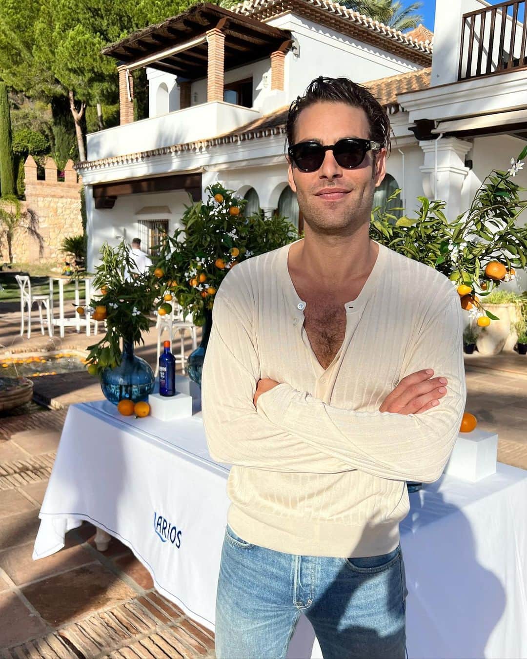 ジョン・コルタジャレナさんのインスタグラム写真 - (ジョン・コルタジャレナInstagram)「Málaga, buenos amigos y mucha magia. Uno de esos momentos de la vida por los que me siento muy afortunado.  Gracias @antoniobanderas y felicidades @lariosgin_es por este nuevo embajador de excepción. Fue un placer juntarnos y recordar que #vivirbienesunarte   Y muy importante: consumo responsable, no compartir con menores de 18 años.」10月26日 3時48分 - jonkortajarena