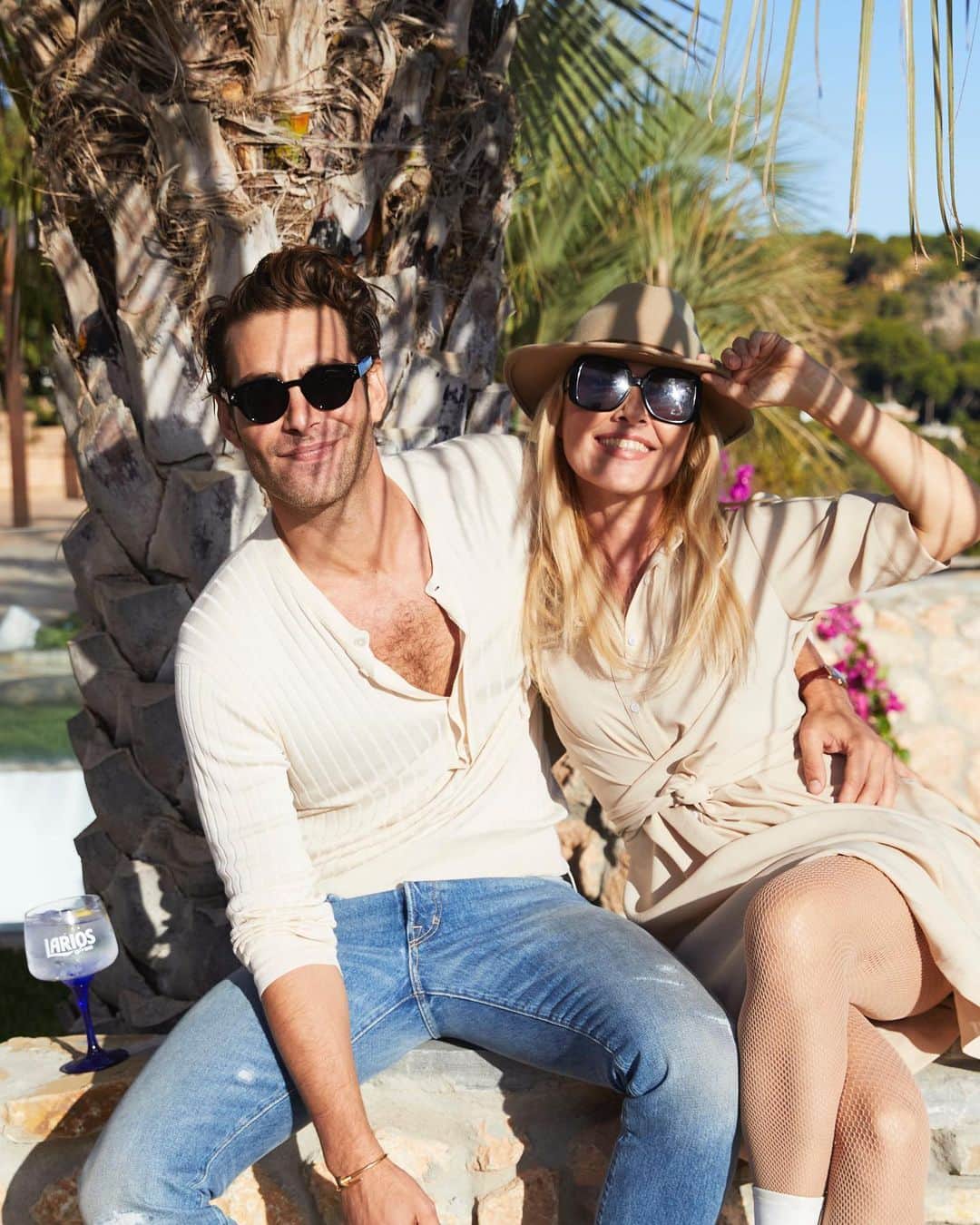 ジョン・コルタジャレナさんのインスタグラム写真 - (ジョン・コルタジャレナInstagram)「Málaga, buenos amigos y mucha magia. Uno de esos momentos de la vida por los que me siento muy afortunado.  Gracias @antoniobanderas y felicidades @lariosgin_es por este nuevo embajador de excepción. Fue un placer juntarnos y recordar que #vivirbienesunarte   Y muy importante: consumo responsable, no compartir con menores de 18 años.」10月26日 3時48分 - jonkortajarena