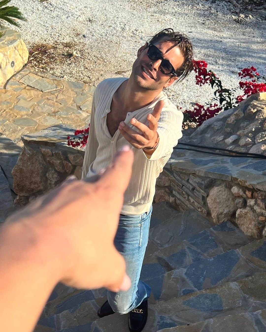 ジョン・コルタジャレナさんのインスタグラム写真 - (ジョン・コルタジャレナInstagram)「Málaga, buenos amigos y mucha magia. Uno de esos momentos de la vida por los que me siento muy afortunado.  Gracias @antoniobanderas y felicidades @lariosgin_es por este nuevo embajador de excepción. Fue un placer juntarnos y recordar que #vivirbienesunarte   Y muy importante: consumo responsable, no compartir con menores de 18 años.」10月26日 3時48分 - jonkortajarena