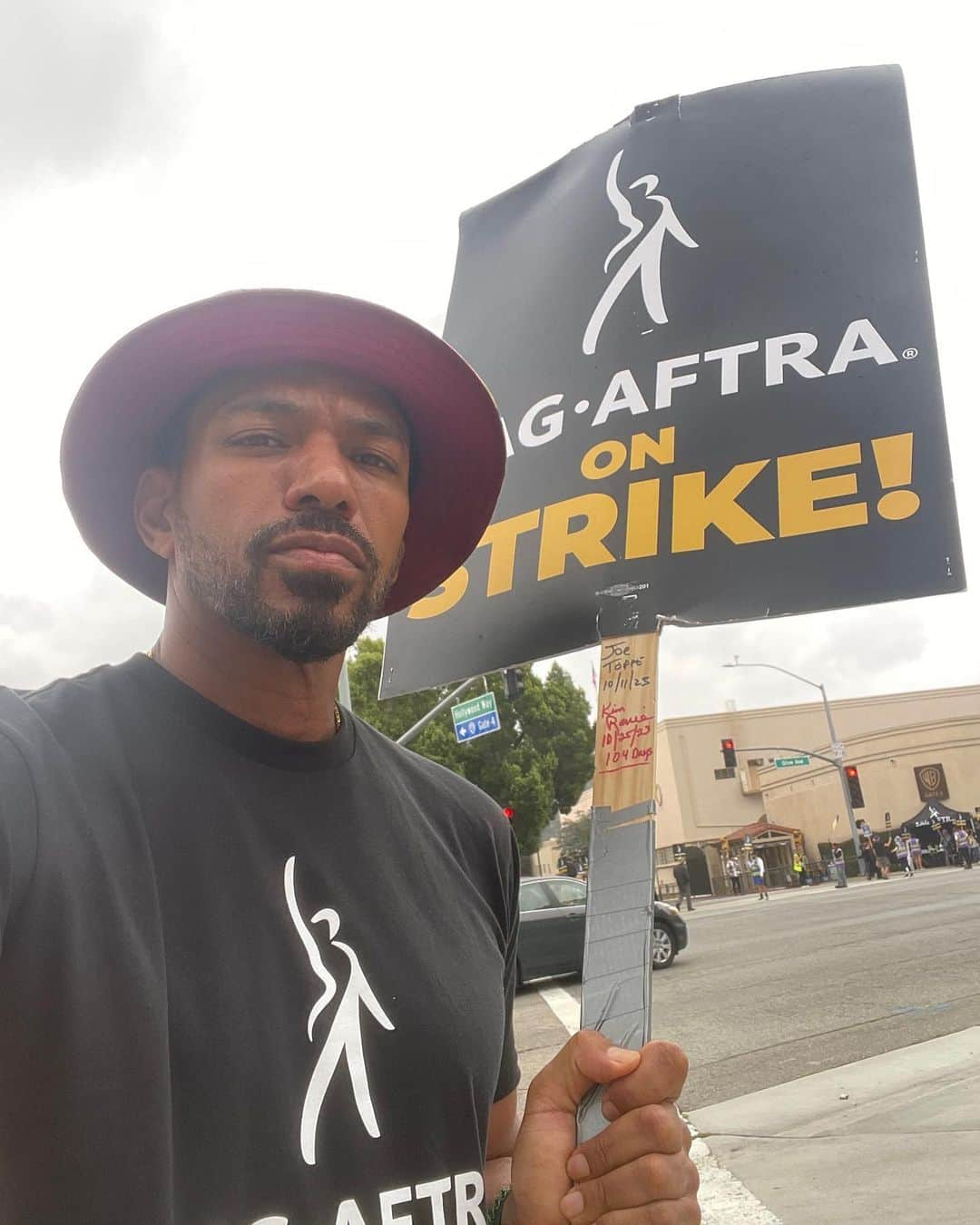 ラズ・アロンソさんのインスタグラム写真 - (ラズ・アロンソInstagram)「Day 104 of the strike and we remain #sagaftrastrong !!!!!! Lets go @sagaftra negotiating committee! No nos rendimos! 👊🏾 #power2performers」10月26日 3時49分 - lazofficial