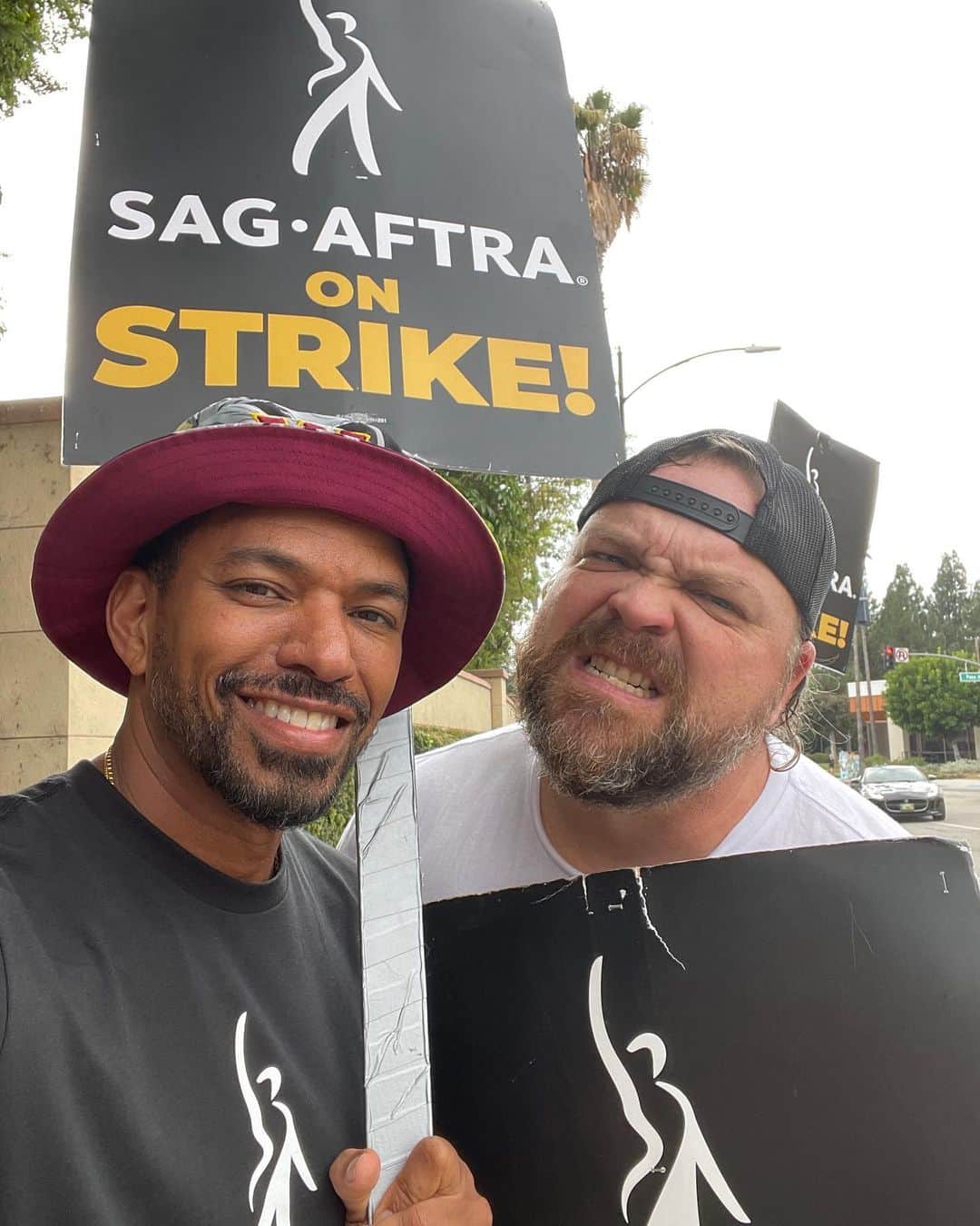 ラズ・アロンソのインスタグラム：「Day 104 of the strike and we remain #sagaftrastrong !!!!!! Lets go @sagaftra negotiating committee! No nos rendimos! 👊🏾 #power2performers」