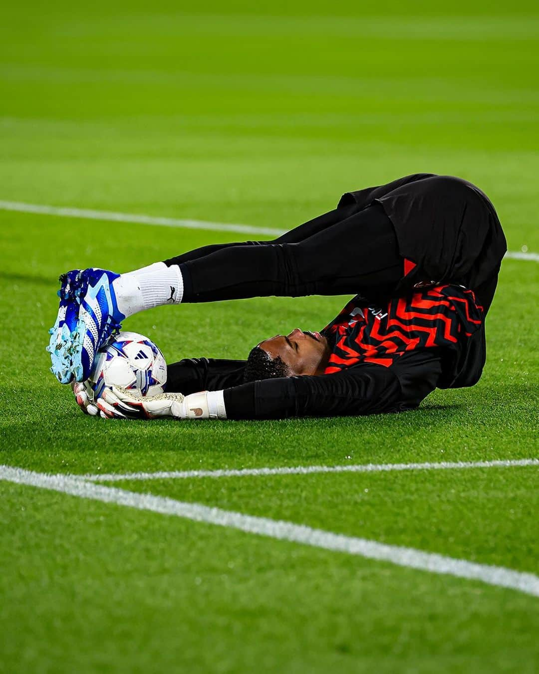 ACミランさんのインスタグラム写真 - (ACミランInstagram)「Limbering up taken to a whole new level 🧘‍♂️  #PSGACM #UCL #SempreMilan」10月26日 3時49分 - acmilan